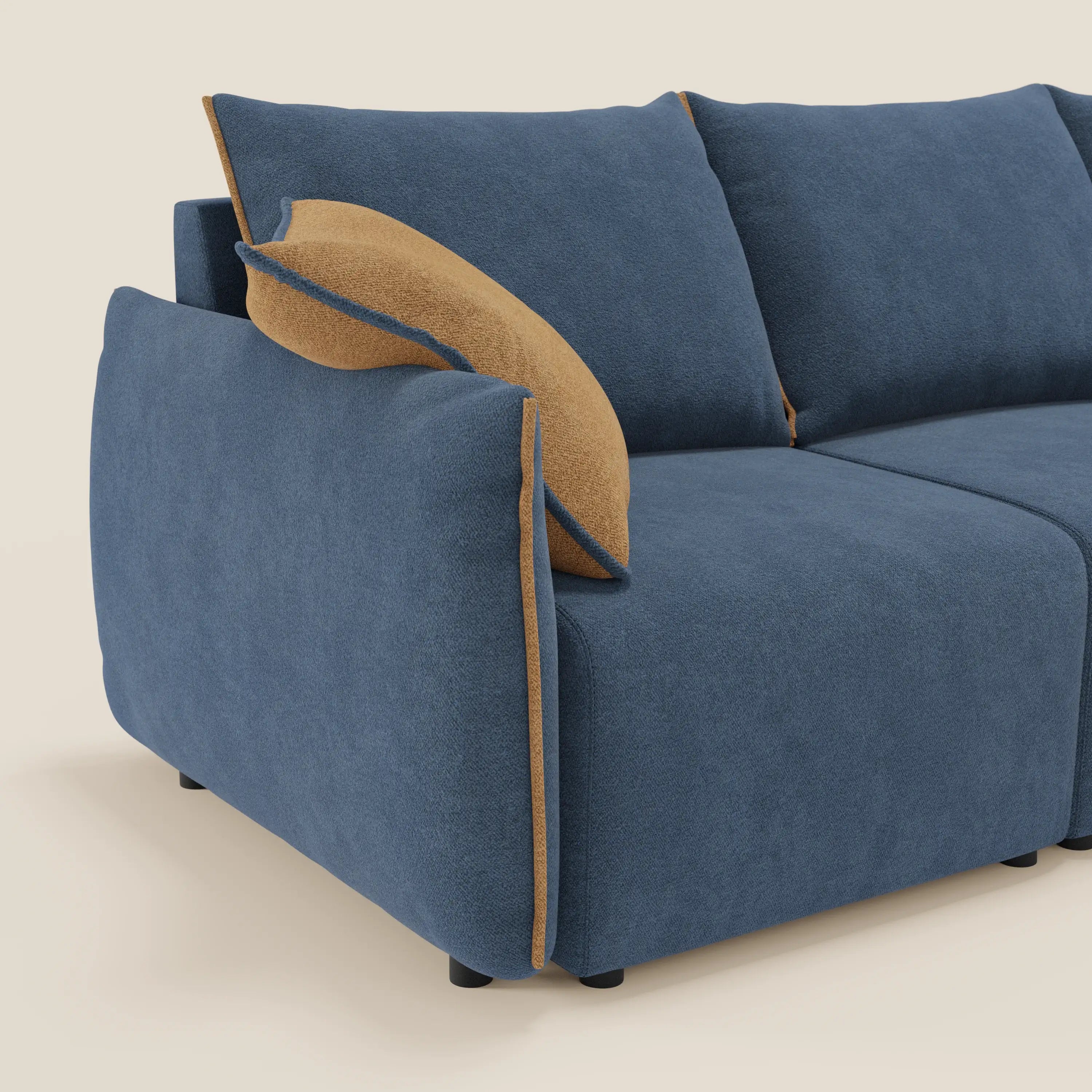 Flexar Divano angolare reversibile di Divani.Store è caratterizzato da sedute allungabili in morbido bouclé impermeabile blu T07, ampi braccioli, grandi cuscini blu per lo schienale, un accento tan con profili blu e gambe corte nere, il tutto su uno sfondo chiaro.