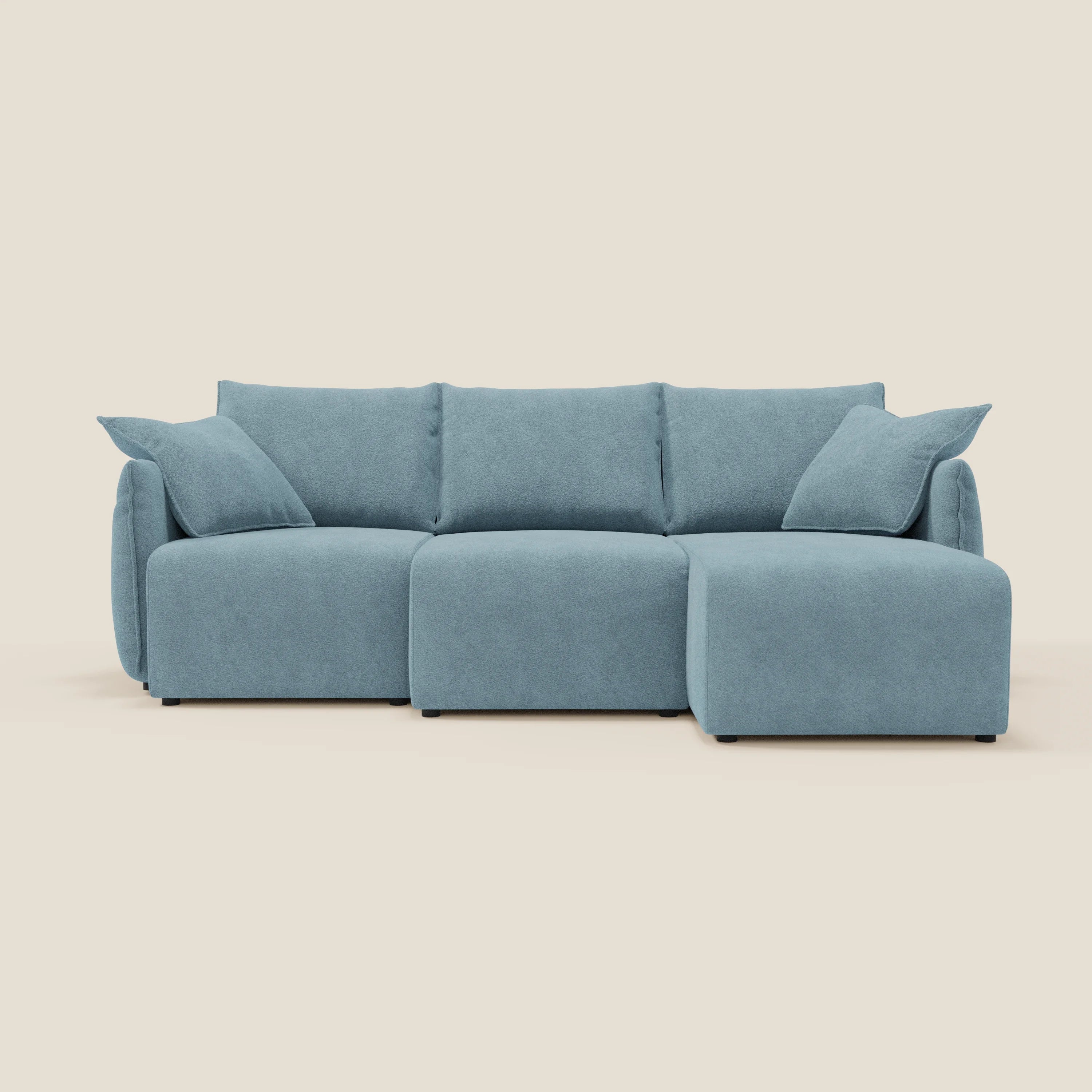 Il Flexar Divano angolare reversibile di Divani.Store in bouclé morbido T07 carta da zucchero offre sedute allungabili, chaise longue a destra, tre cuscini per seduta e schienale, due cuscini decorativi e comfort in piuma d'oca su sfondo beige.