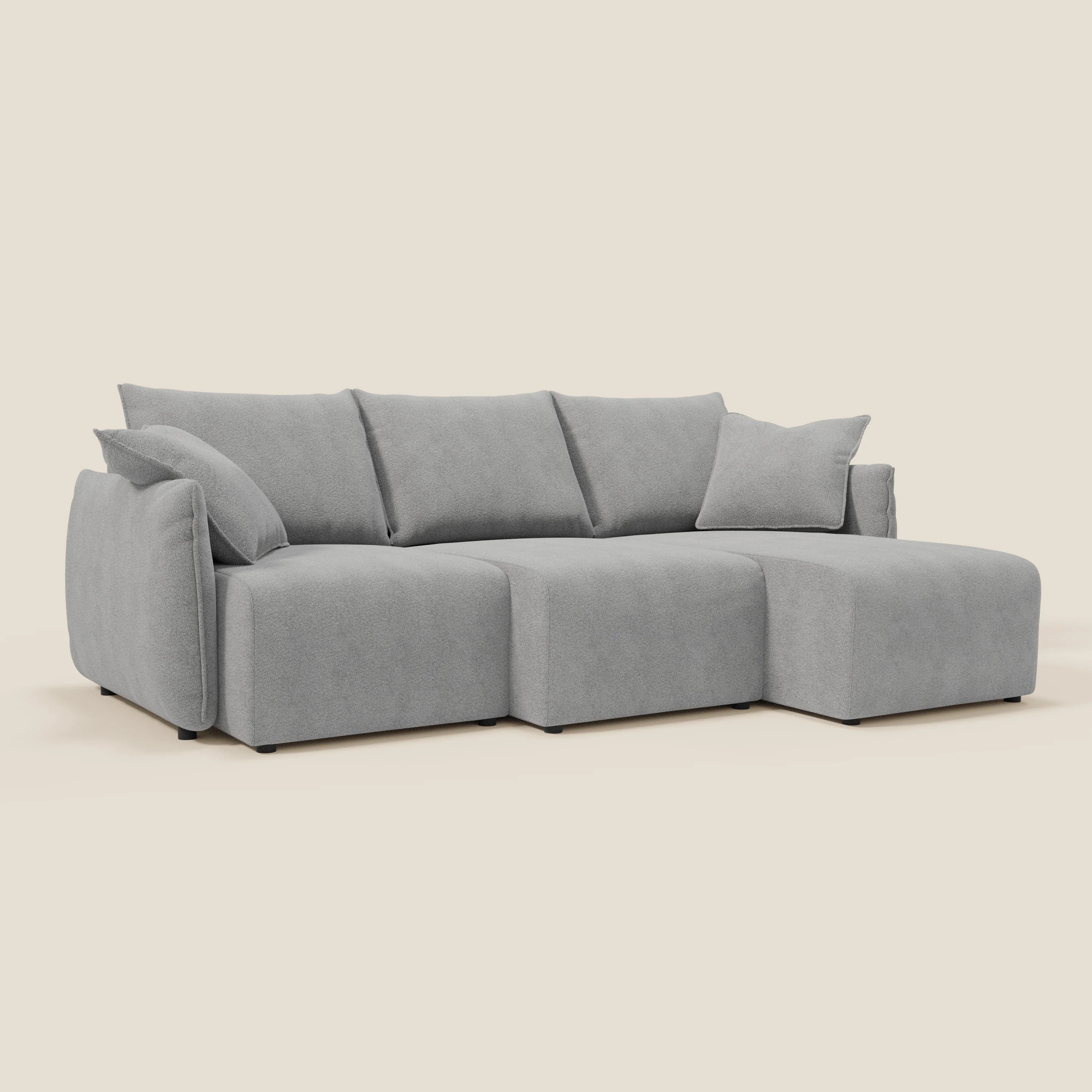 Il Divano angolare reversibile Flexar di Divani.Store, in bouclé grigio T07 impermeabile con sedute allungabili e cuscini morbidi, offre comfort personalizzato e modularità moderna contro uno sfondo bianco sporco.