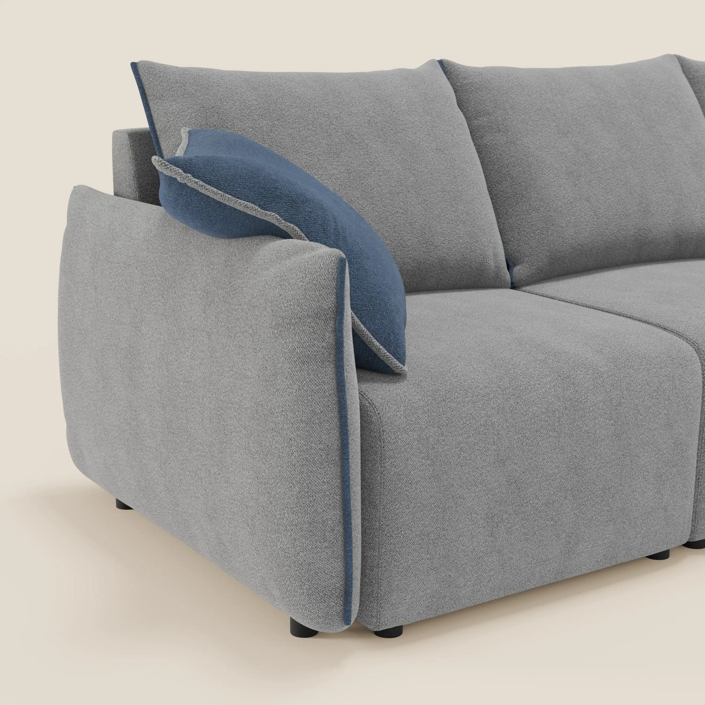Il Flexar Divano angolare reversibile di Divani.Store è caratterizzato da sedute allungabili in morbido bouclé impermeabile T07 grigio-blu, presentate con uno schienale in peluche e un cuscino blu scuro bordato di grigio per il massimo comfort in piuma d'oca.