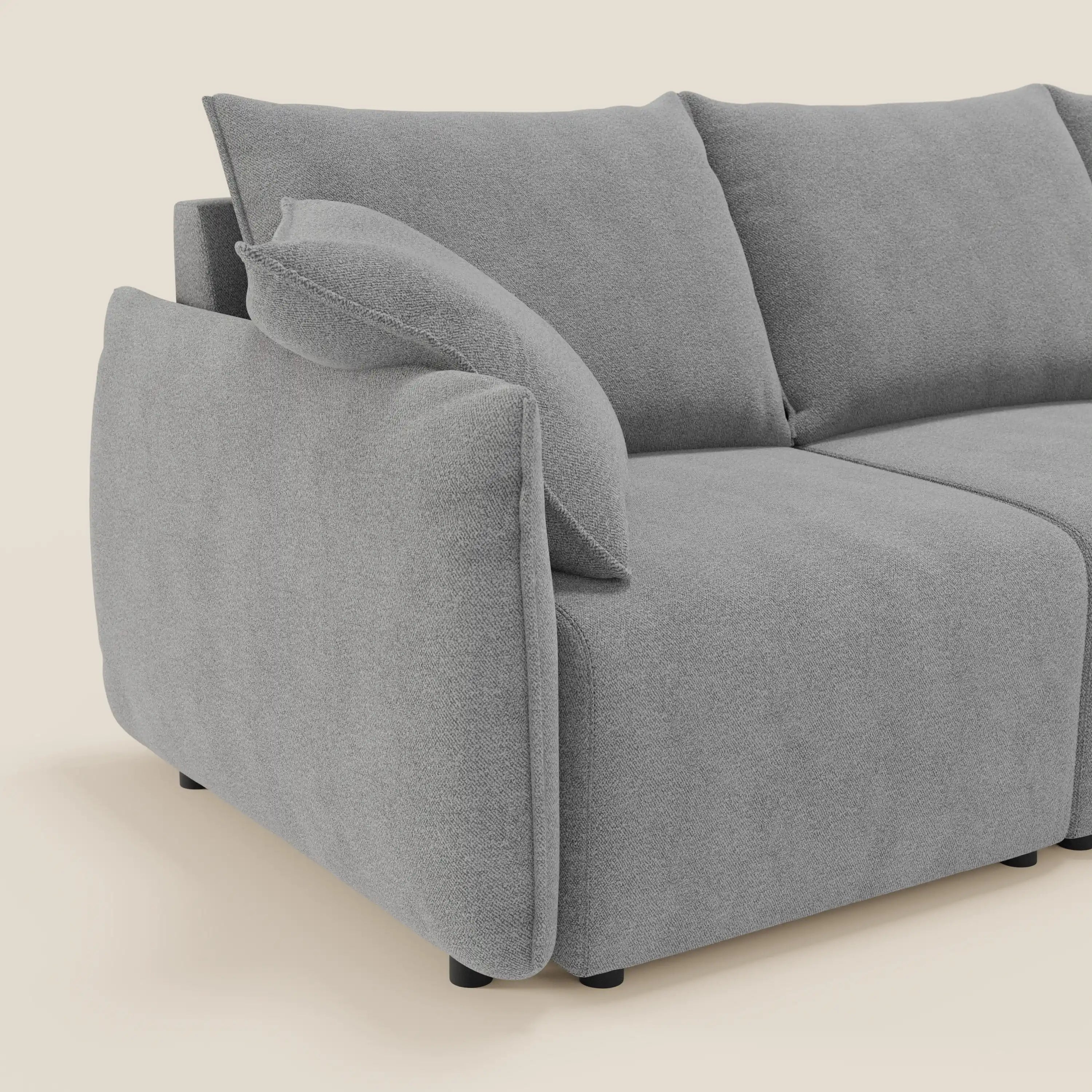 Il Flexar Divano angolare reversibile T07 grigio di Divani.Store è caratterizzato da un morbido tessuto bouclé impermeabile, da cuscini imbottiti e da un bracciolo basso. Il suo design modulare offre un comfort personalizzabile e sedute allungabili per un look accogliente e moderno.