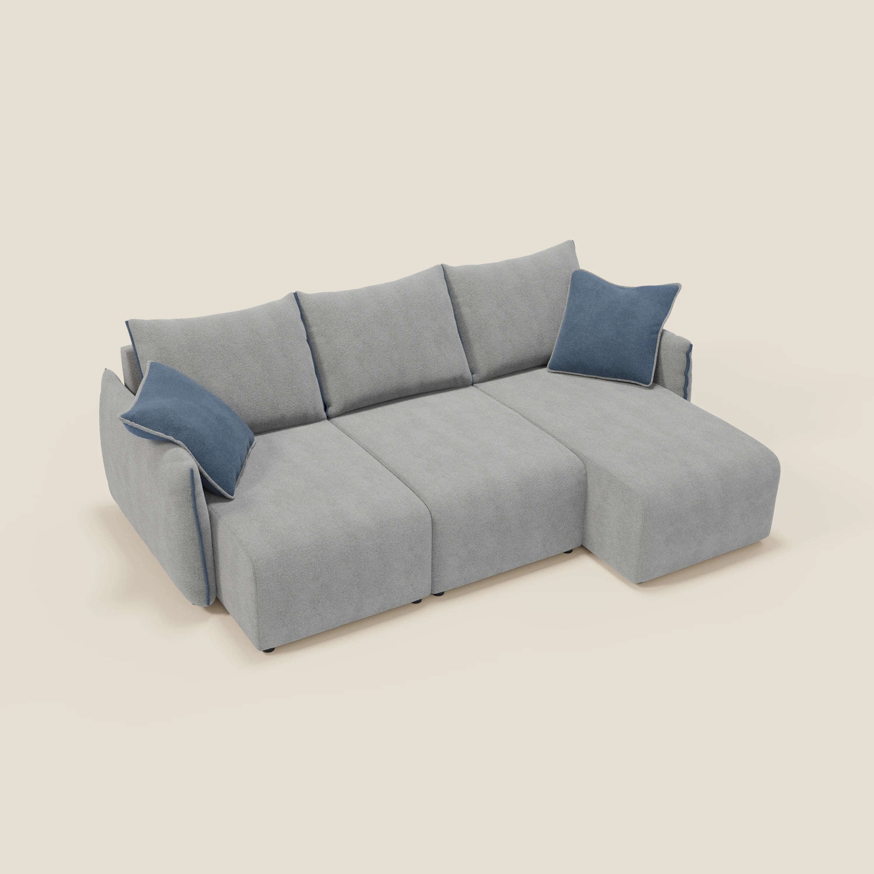 Il Flexar Divano angolare reversibile di Divani.Store è caratterizzato da sedute allungabili in morbido bouclé impermeabile grigio-blu T07, tre cuscini di seduta e di schienale, una chaise longue a destra e due cuscini d'accento blu per un tocco minimalista.
