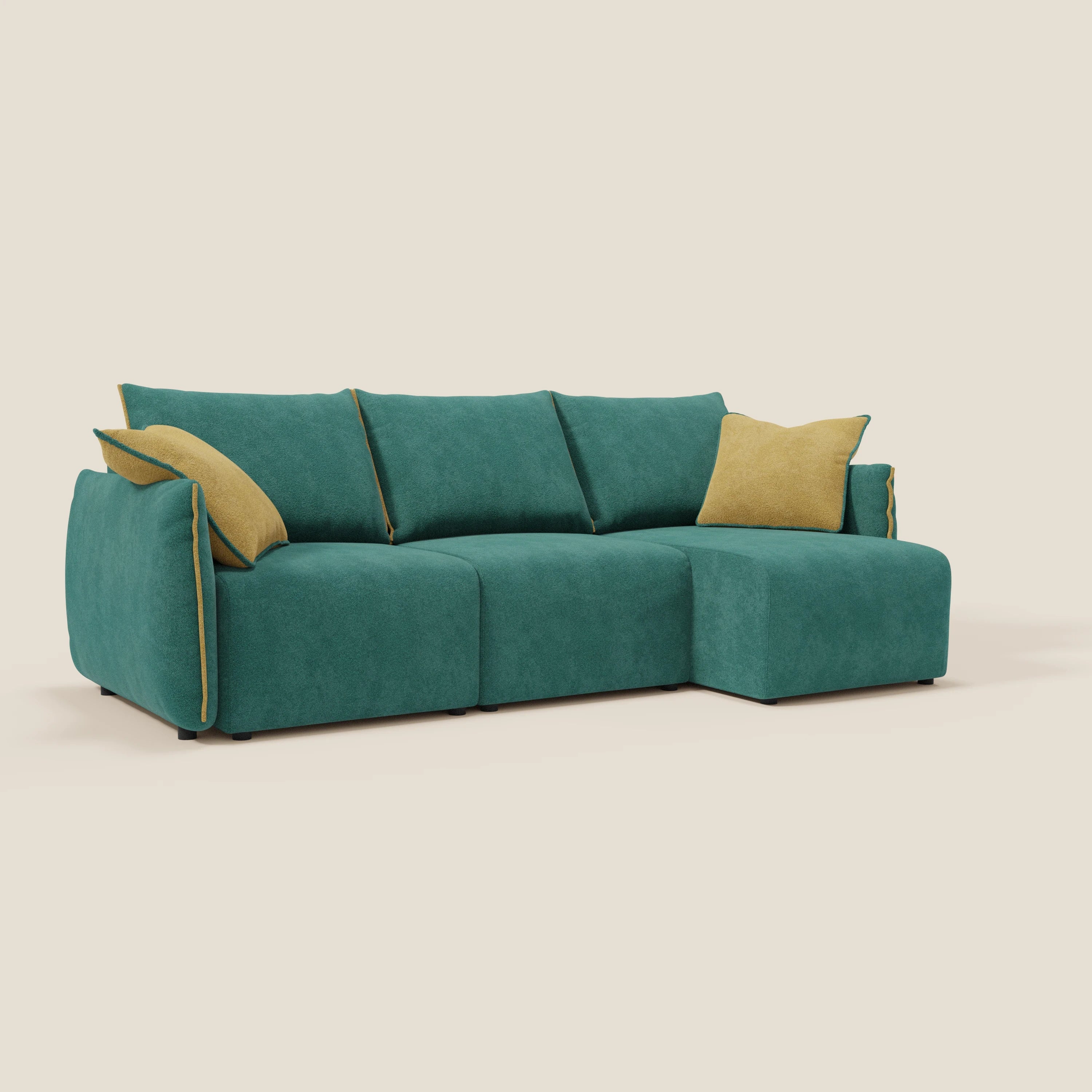 Il Flexar Divano angolare reversibile di Divani.Store, in morbido bouclé impermeabile T07 (verde-giallo), è caratterizzato da tre sedute, una chaise longue destra, due cuscini d'accento giallo senape e profili gialli, su uno sfondo bianco sporco.
