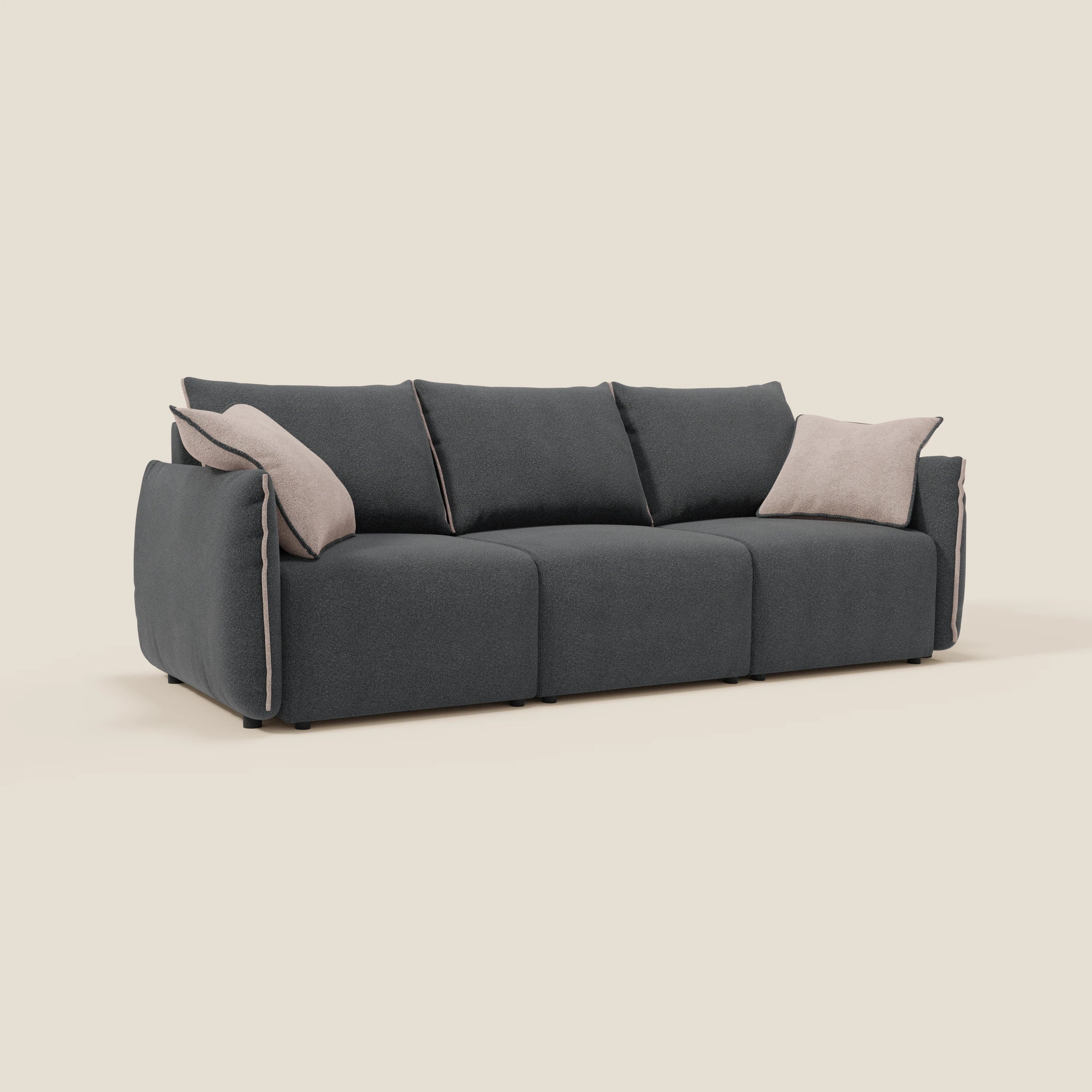 Il divano Flexar di Divani.Store è un moderno tre posti grigio scuro in bouclé antracite impermeabile con 3 sedute allungabili, schienale in piuma d'oca, due grandi cuscini beige, bordi arrotondati e piedini corti neri su sfondo bianco sporco.