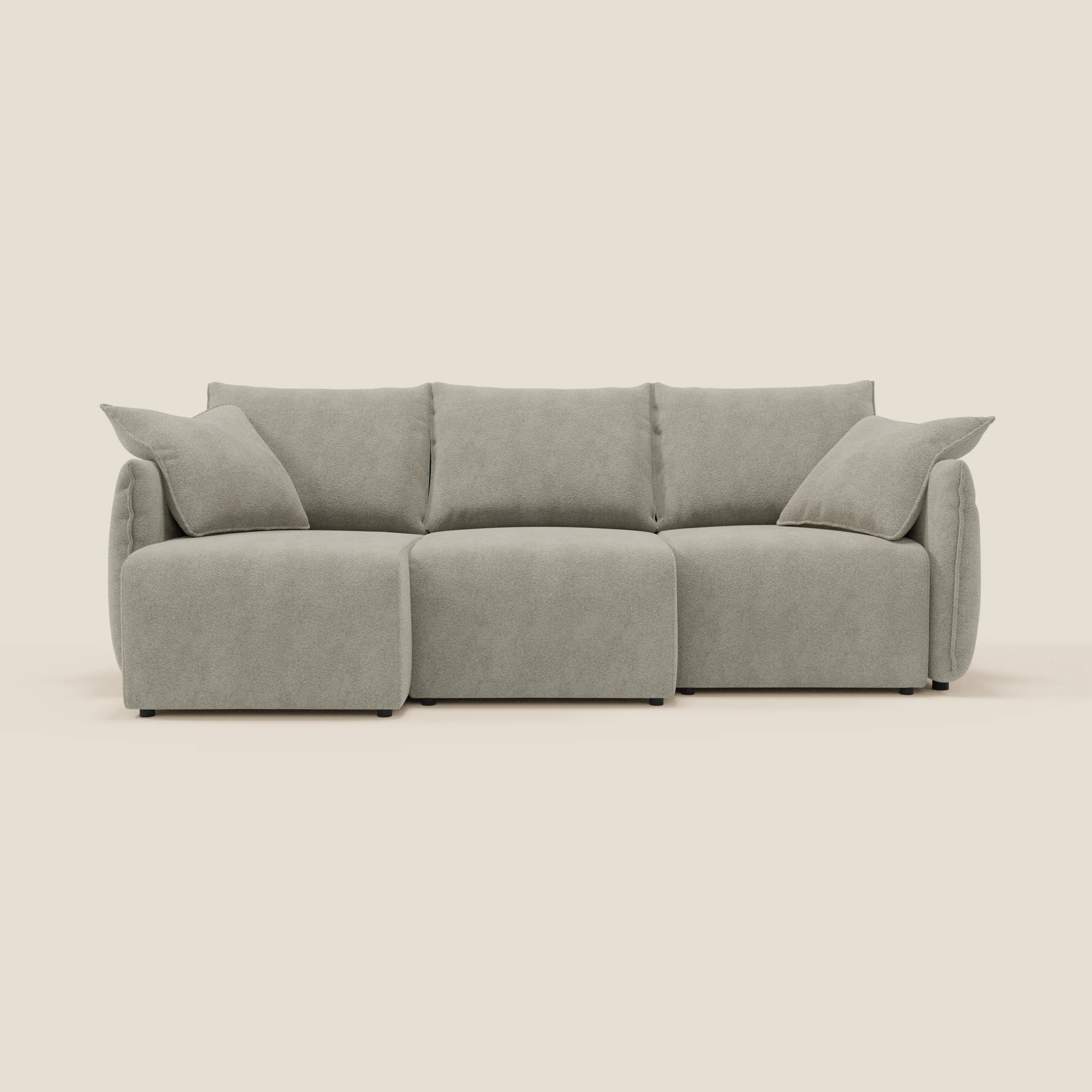 Il divano Flexar con 3 sedute allungabili di Divani.Store, in bouclé impermeabile T07 beige con schienale in piuma d'oca, presenta un design minimal boxy e morbida imbottitura per un look contemporaneo e accogliente su sfondo crema.