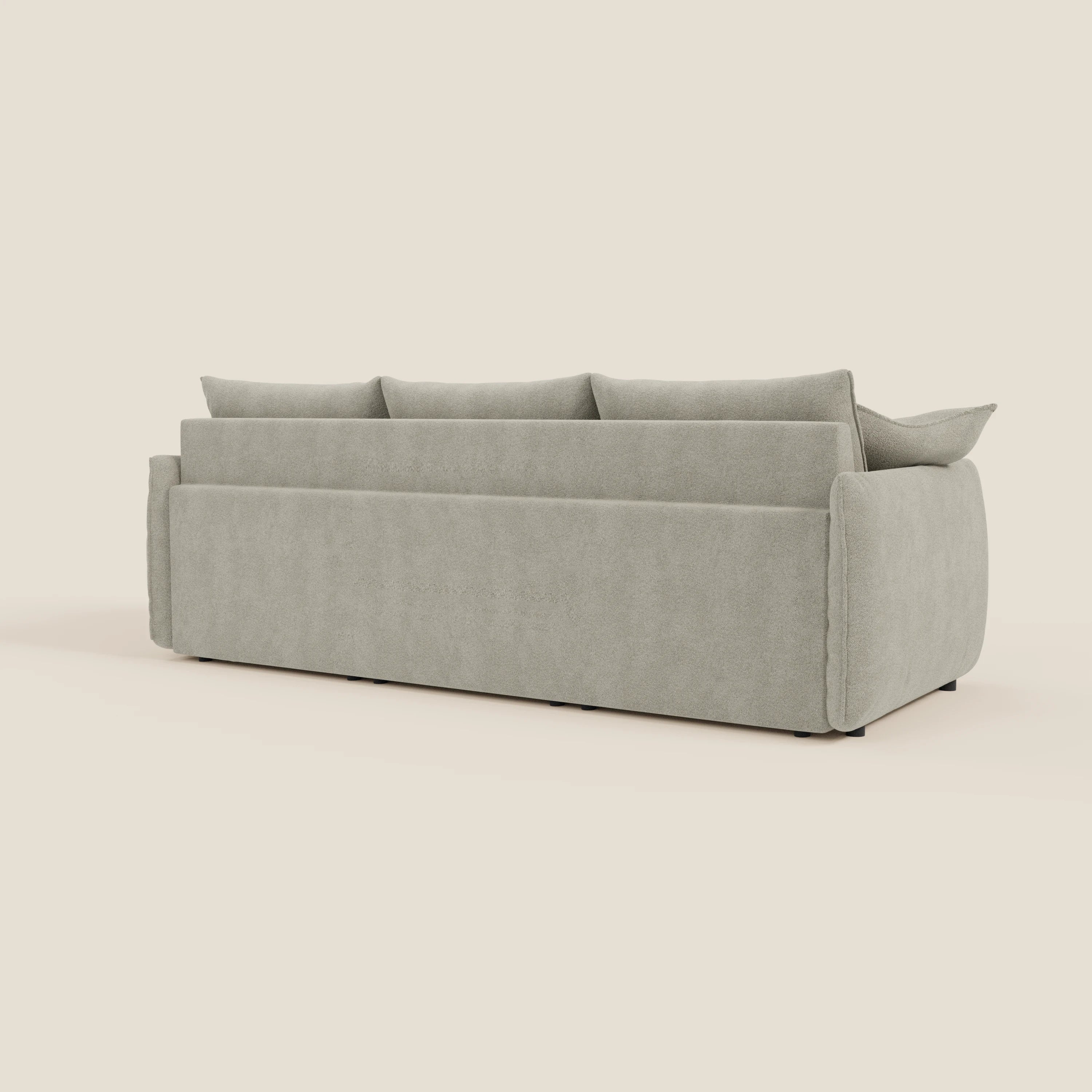 Il divano Flexar con 3 sedute allungabili di Divani.Store è presentato dal retro in bouclé beige T07, caratterizzato da un look moderno con schienali in piuma d'oca, braccioli morbidi e arrotondati e gambe basse e discrete su uno sfondo beige chiaro.