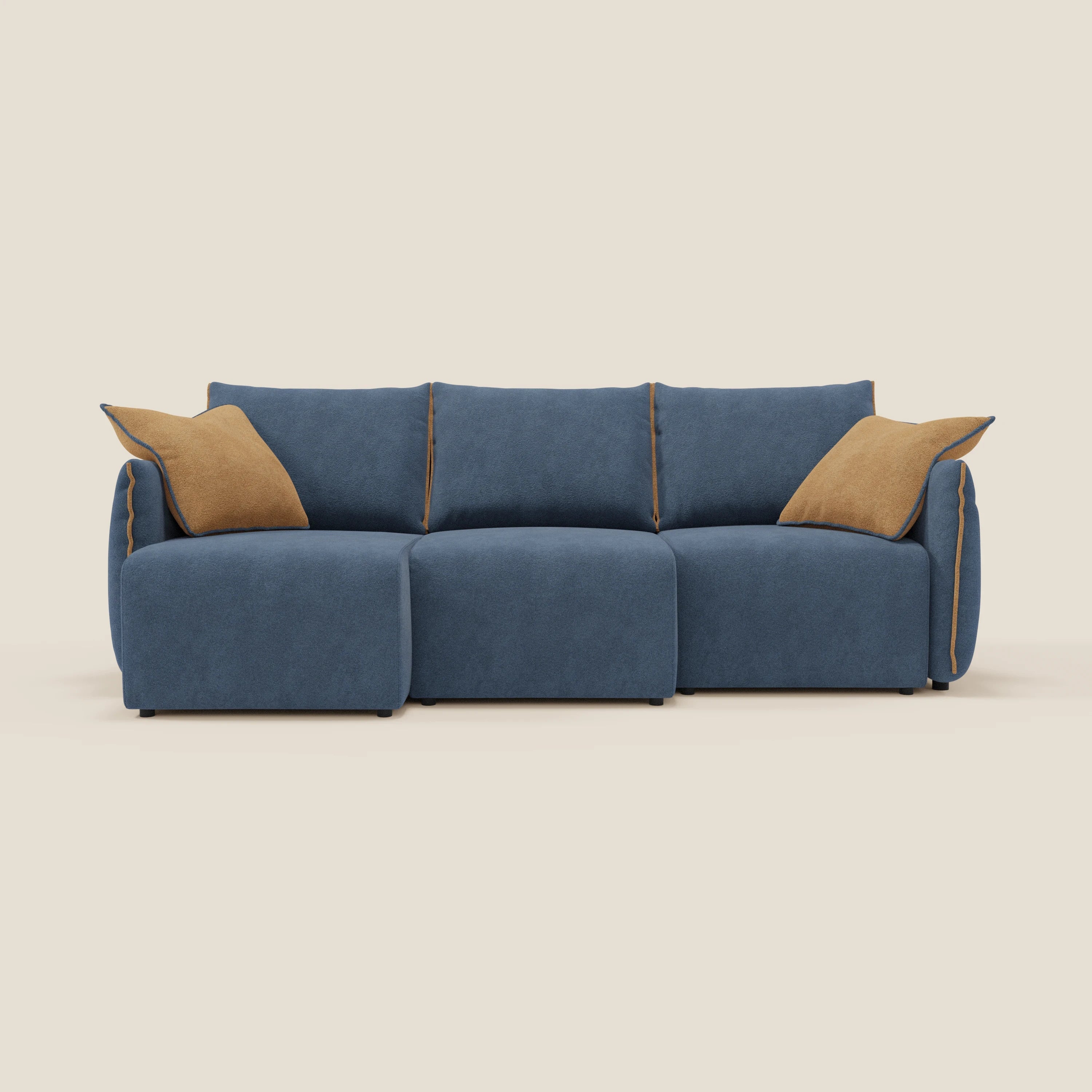 Il divano Flexar con 3 sedute allungabili di Divani.Store in blu bouclé impermeabile T07 è caratterizzato da un design minimalista e contemporaneo, da uno schienale in piuma d'oca e da due cuscini arancioni su ciascuna estremità, su uno sfondo beige chiaro.