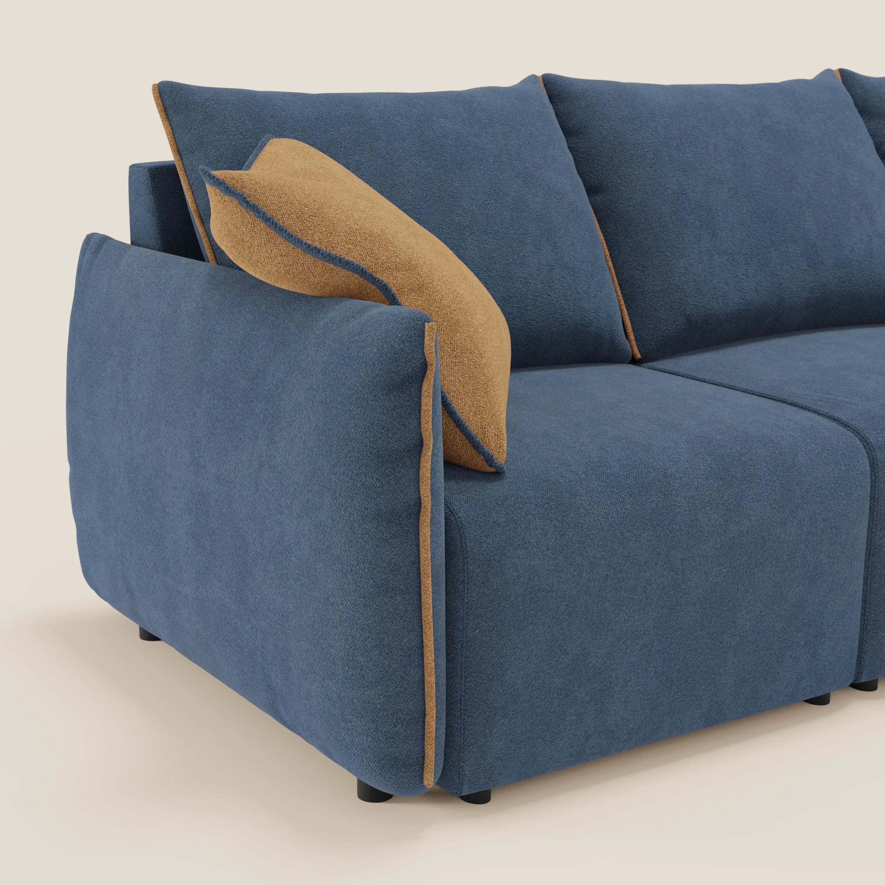 Il divano Flexar di Divani.Store è dotato di 3 sedute allungabili, schienale in piuma d'oca e bouclé impermeabile blu-arancio. Include tre grandi cuscini in piuma d'oca con profili arancioni e un cuscino marrone con finiture blu su piccole gambe nere.