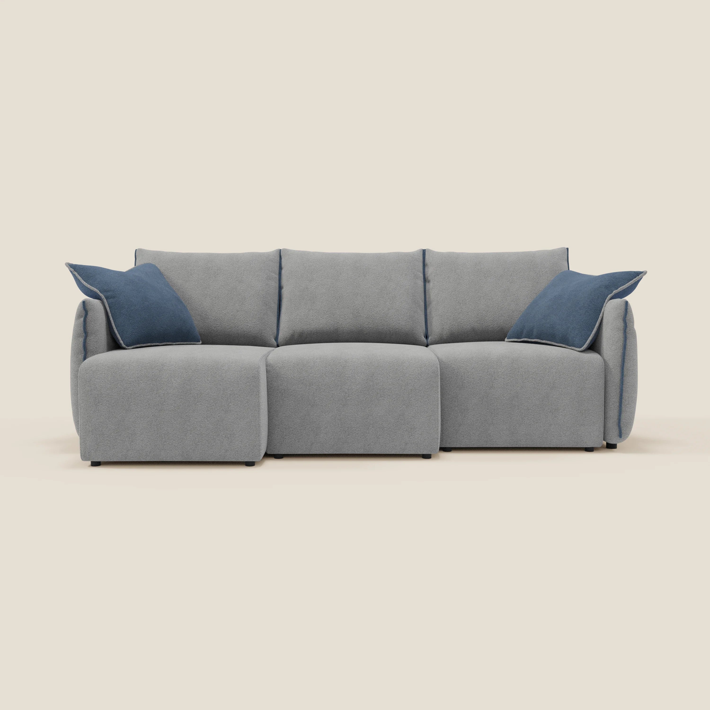 Il divano Flexar di Divani.Store è caratterizzato da 3 sedute allungabili, schienali in piuma d'oca e bouclé impermeabile T07 in grigio-blu, con due cuscini blu scuro per un maggiore comfort.
