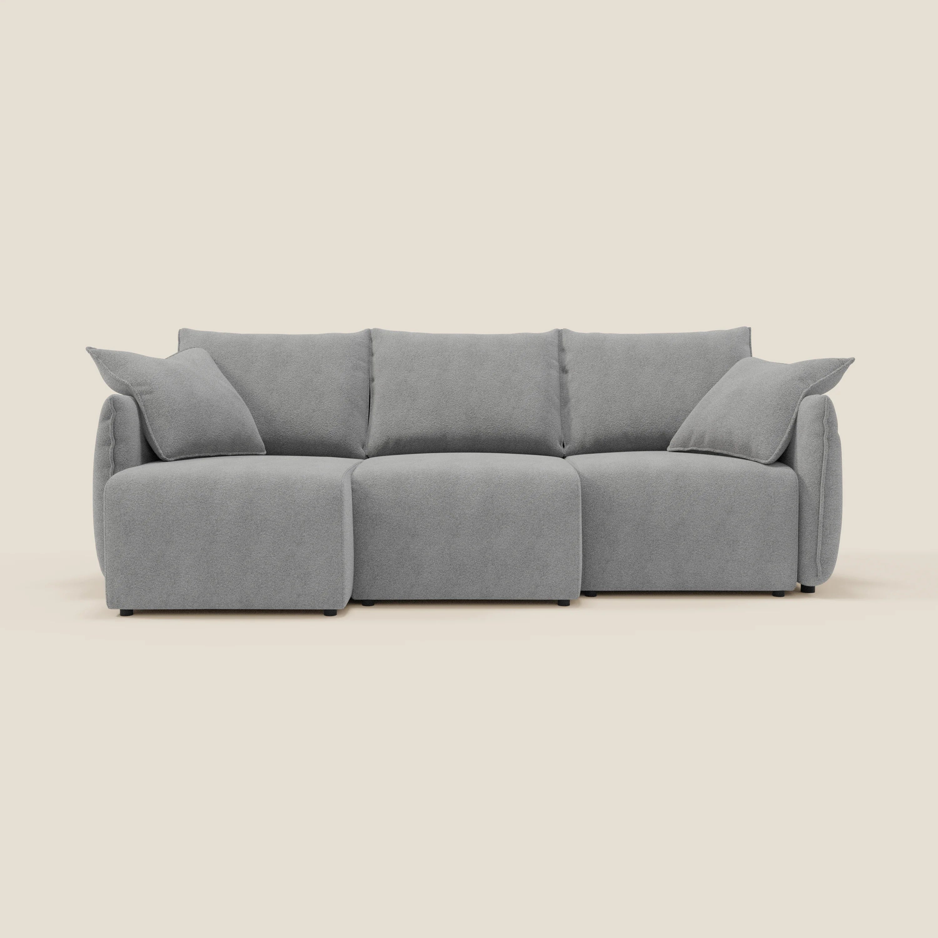 Il divano Flexar con 3 sedute allungabili di Divani.Store, in bouclé impermeabile T07 grigio con schienale in piuma d'oca, è caratterizzato da cuscini morbidi e ampi braccioli. Include due cuscini in piuma d'oca su sfondo beige chiaro.