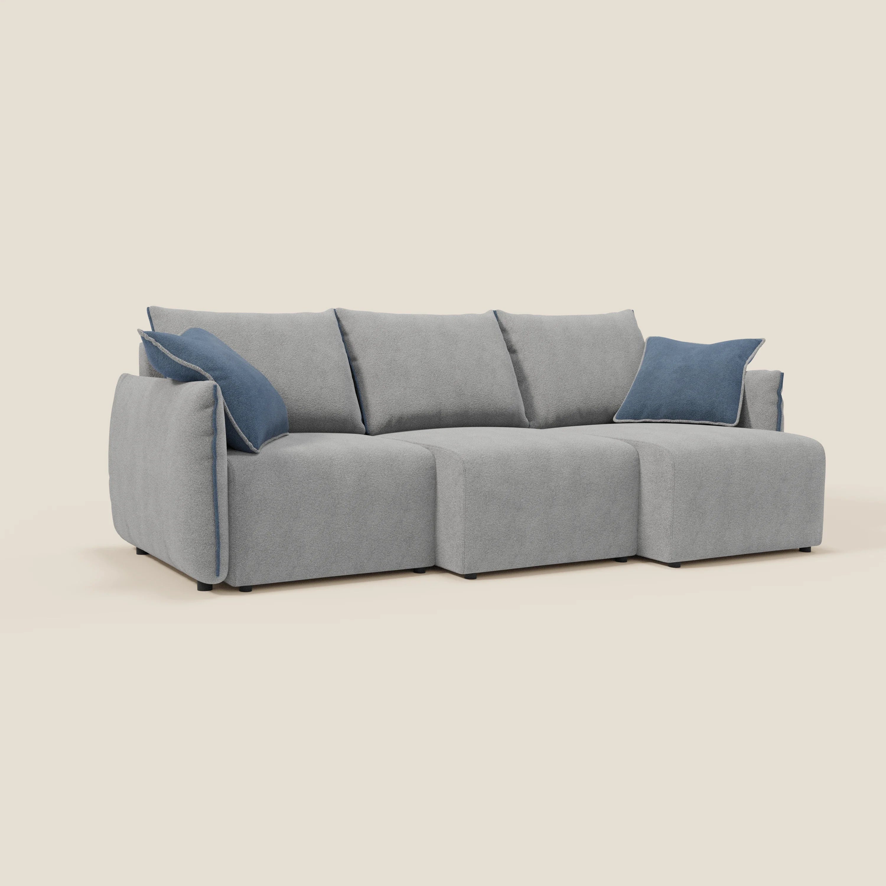 Il divano Flexar di Divani.Store è caratterizzato da 3 sedute allungabili e da uno schienale in piuma in bouclé impermeabile grigio-blu T07, arricchito da due cuscini blu. Il suo design morbido e arrotondato spicca su uno sfondo semplice per un look pulito e moderno.