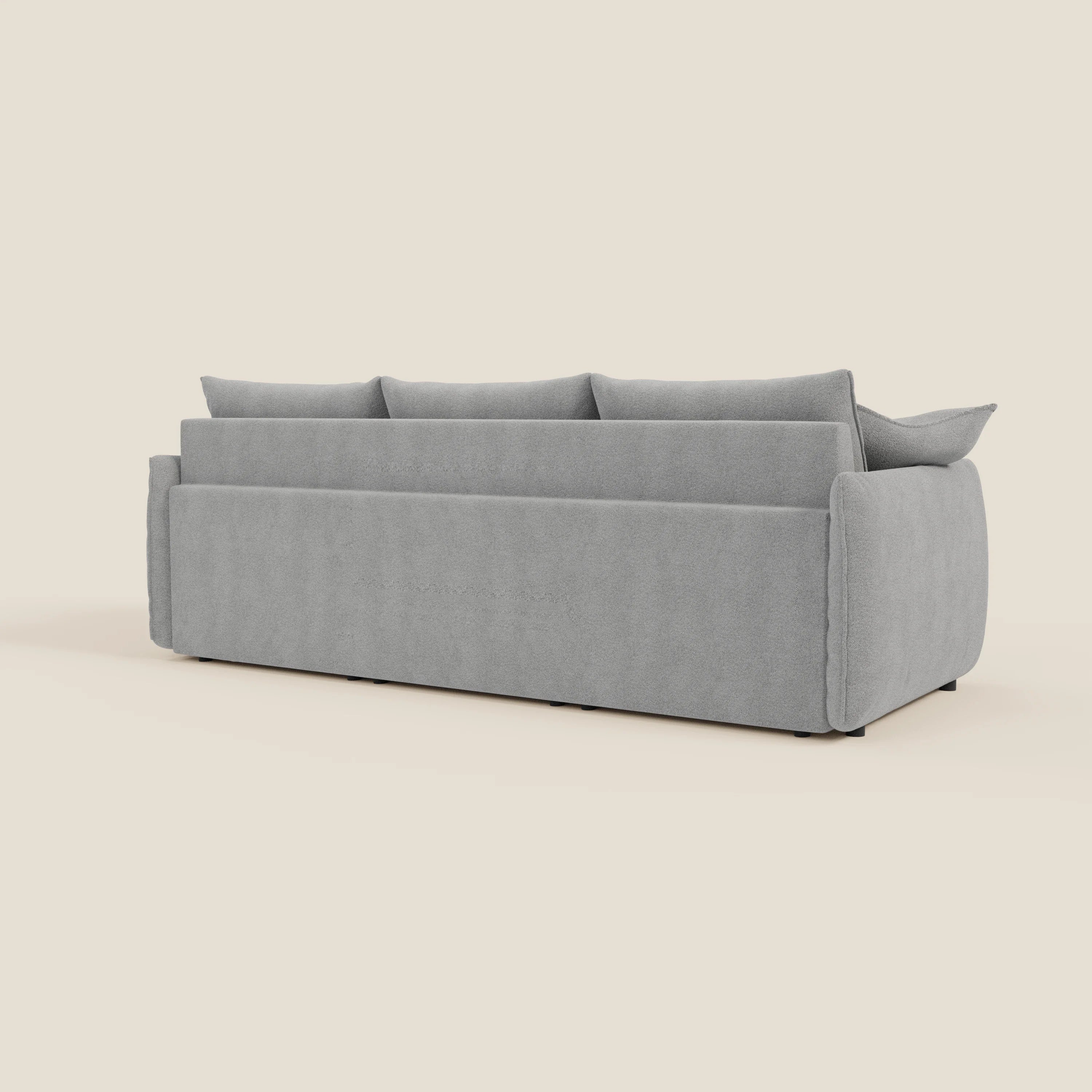 Il divano Flexar di Divani.Store, presentato dal retro su sfondo beige, è caratterizzato da 3 sedute reclinabili, braccioli morbidi e arrotondati, imbottitura in bouclé impermeabile T07 grigio chiaro e schienale in piuma senza gambe visibili.