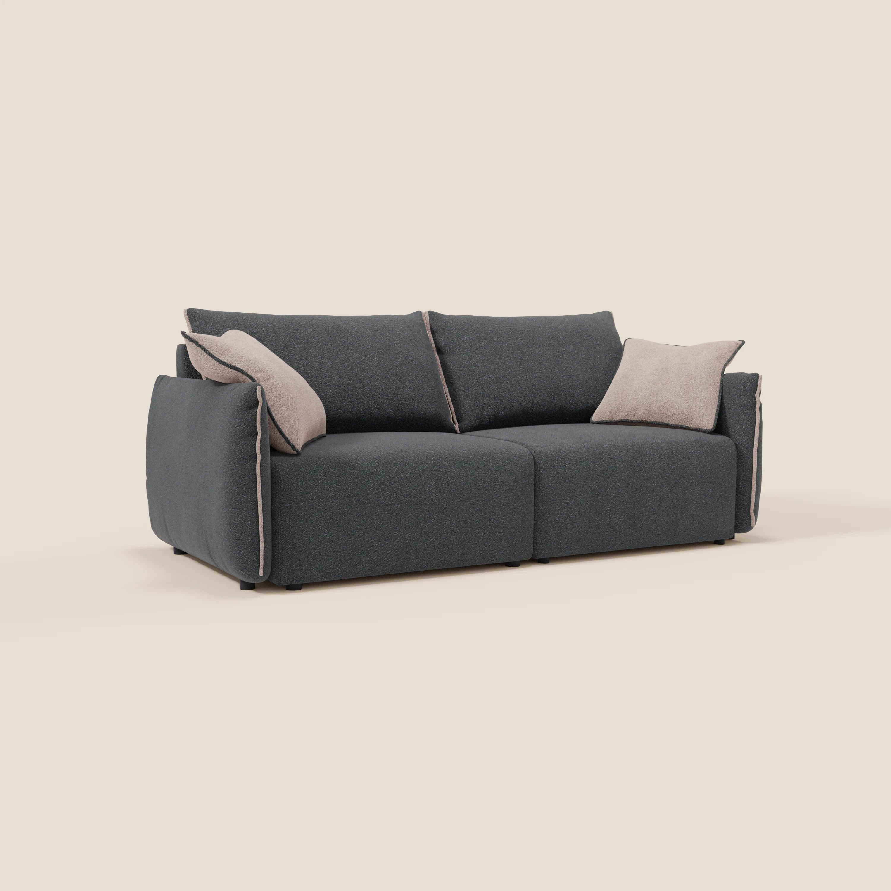 Il divano Flexar di Divani.Store è caratterizzato da sedute allungate e schienale in piuma in morbido bouclé resistente all'acqua T07 rosa antracite, con due grandi cuscini e cuscini d'accento beige chiaro per un comfort moderno.