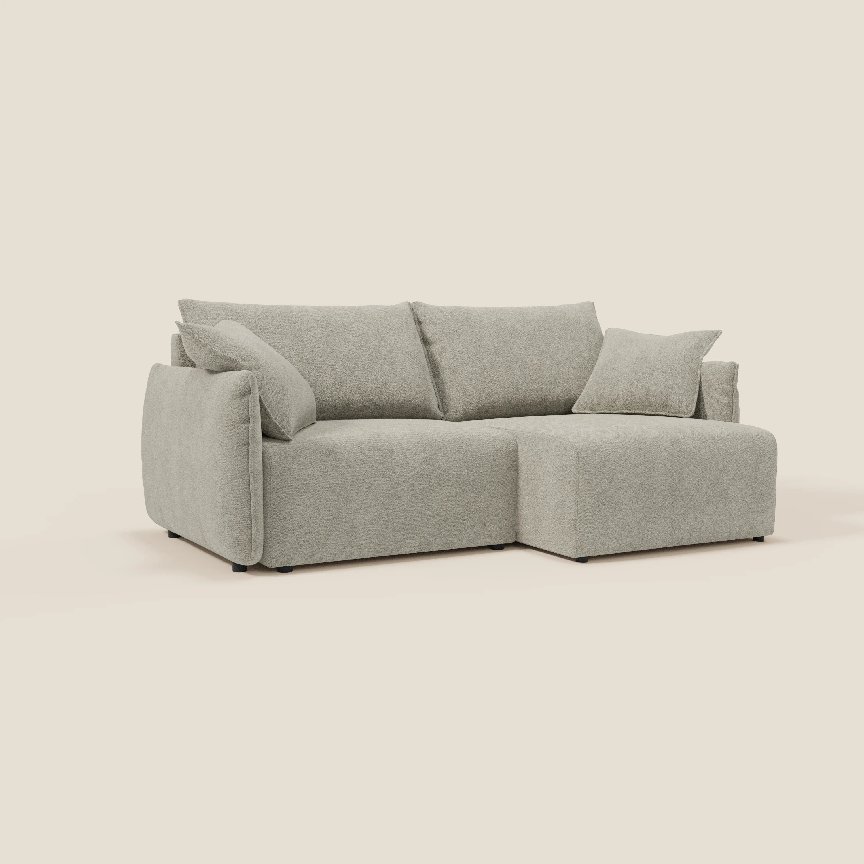 Divano Flexar con sedute allungabili e schienale in piuma, rivestito in morbido bouclé impermeabile T07 beige di Divani.Store, con chaise longue destra e un cuscino decorativo su sfondo beige.