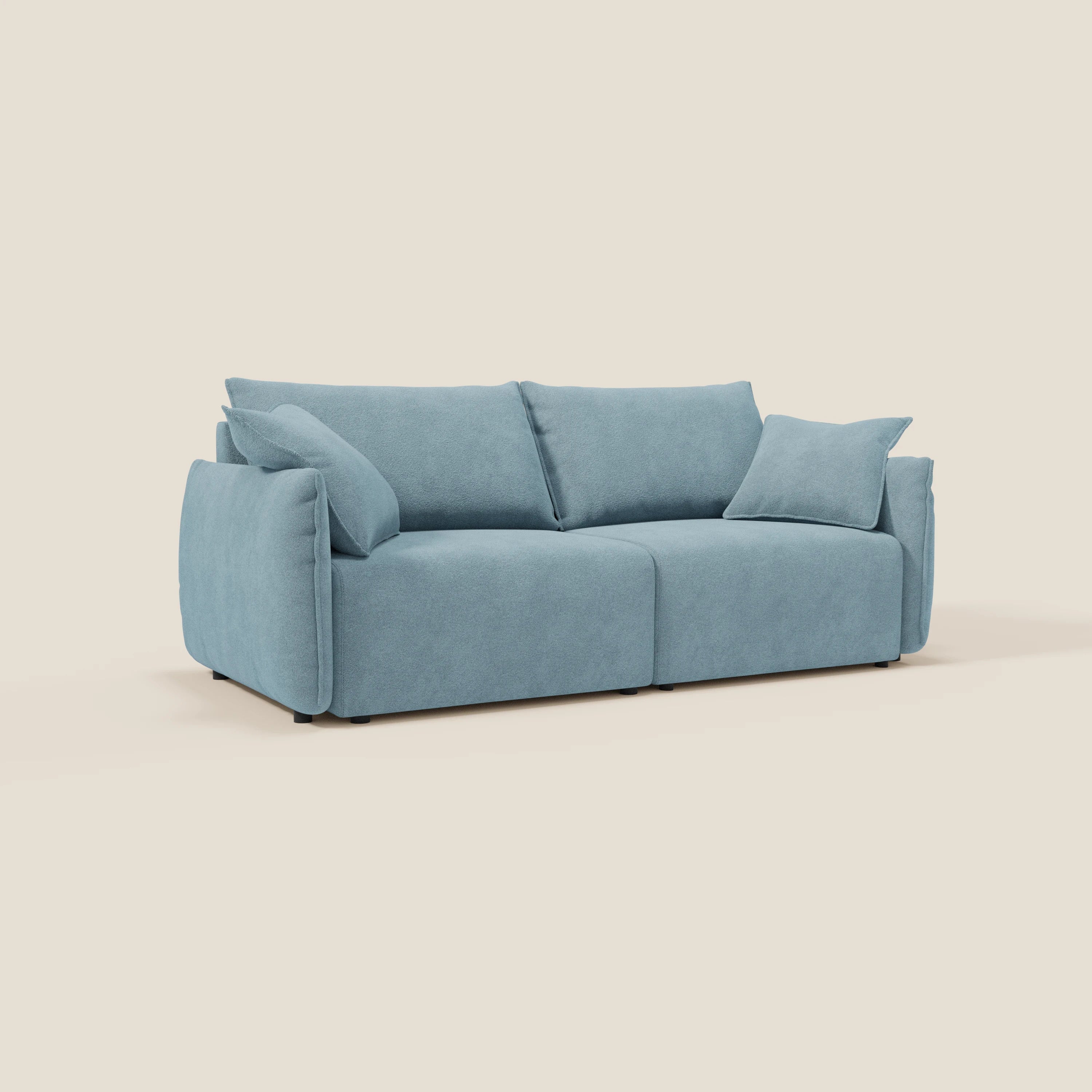 Divano Flexar contemporaneo con sedute allungabili di Divani.Store, in morbido bouclé impermeabile T07 carta da zucchero, con cuscini spessi, schienale in piuma e due cuscini coordinati su sfondo beige tinta unita.