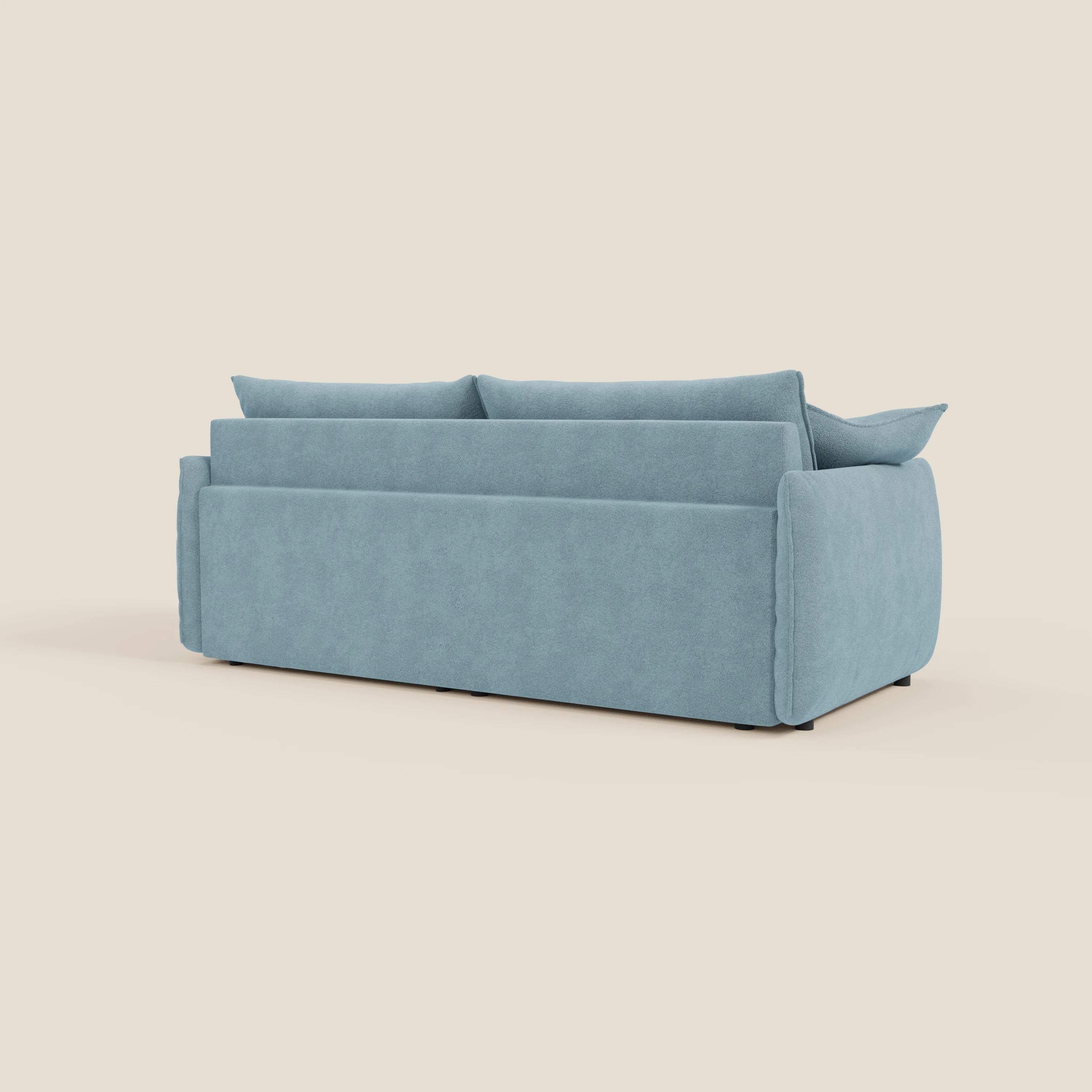 Un divano Flexar con sedute allungabili di Divani.Store viene mostrato da dietro e di lato, mettendo in evidenza la sua forma rettangolare, la piuma schienale e il morbido bouclé impermeabile T07 carta da zucchero, il tutto su uno sfondo bianco sporco.