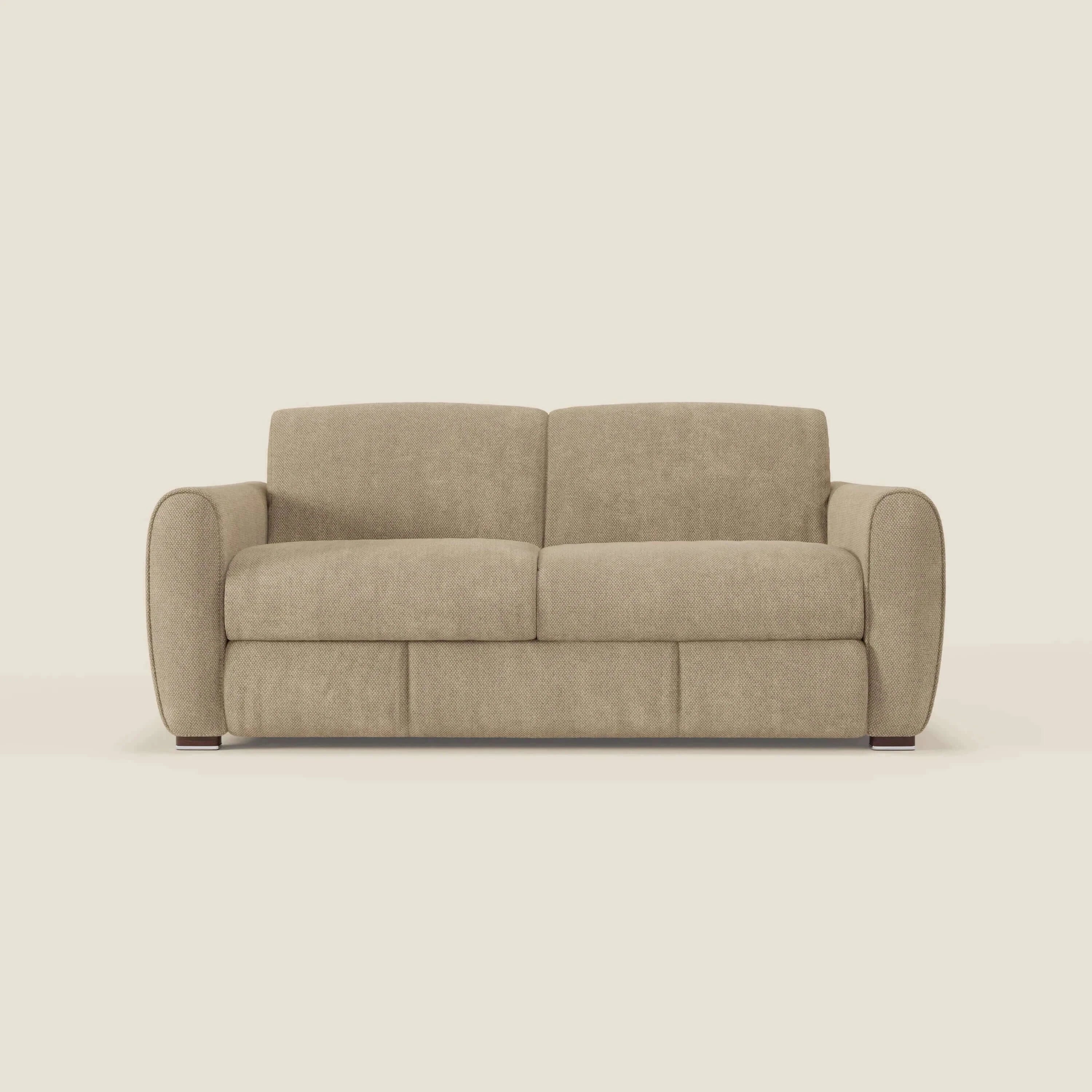 Il divano letto moderno Kaleo di Divani.Store, in raffinato tessuto impermeabile T26 beige, è caratterizzato da due cuscini di seduta e due ampi cuscini di schienale, braccioli arrotondati e gambe corte in legno scuro per un look contemporaneo ed elegante.