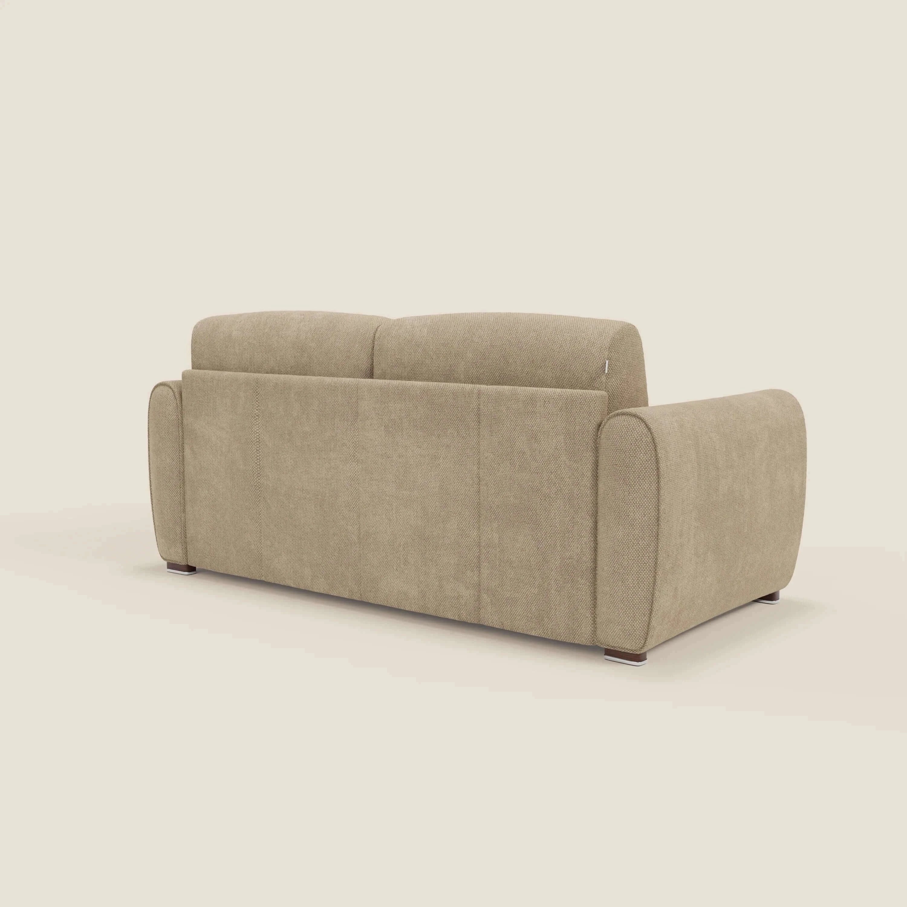 Il divano letto moderno Kaleo di Divani.Store, in raffinato tessuto impermeabile T26 beige, è mostrato di spalle e di lato. Presenta braccioli arrotondati, schienale dritto, imbottitura liscia e spicca su uno sfondo semplice.