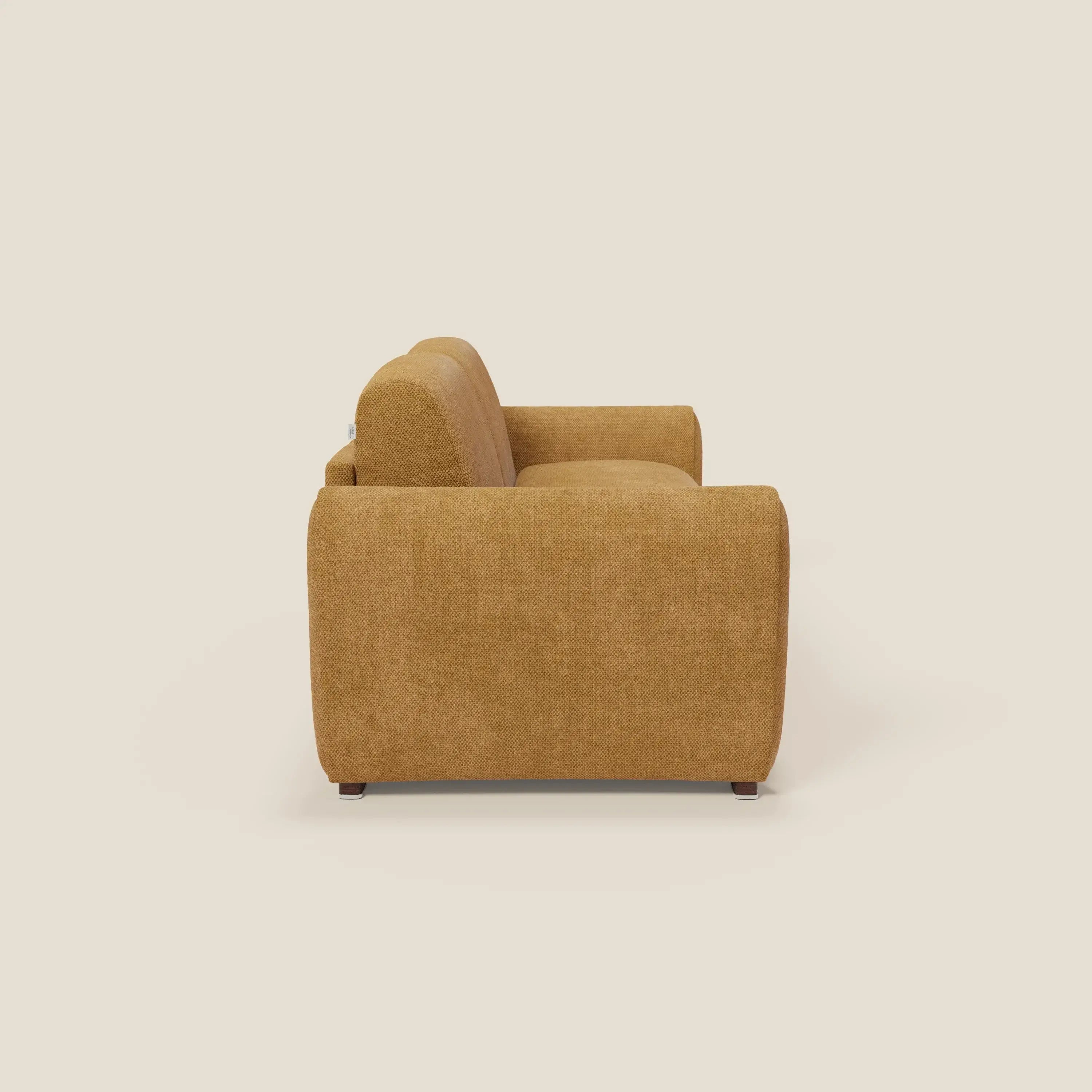 Il divano letto moderno Kaleo di Divani.Store, in tessuto impermeabile T26 giallo, è presentato lateralmente su uno sfondo beige chiaro. Ha un design squadrato con bordi arrotondati, braccioli e cuscini spessi e gambe corte e scure.