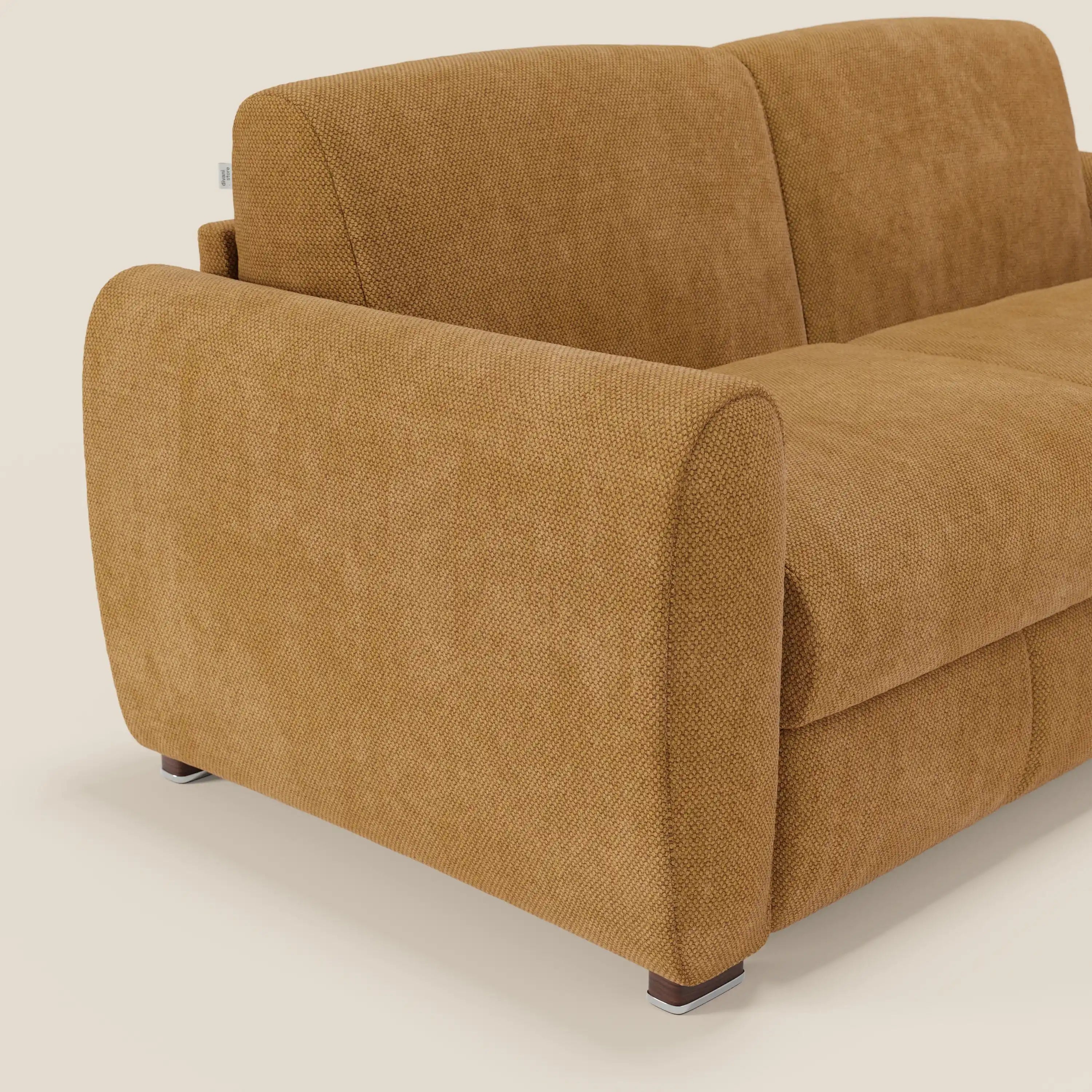 Il divano letto moderno Kaleo di Divani.Store è caratterizzato da cuscini in tessuto, ampi braccioli e piccole gambe in legno scuro. Rivestito in raffinato tessuto impermeabile T26 giallo, questo divano contemporaneo mostra solo una parte del suo elegante design.