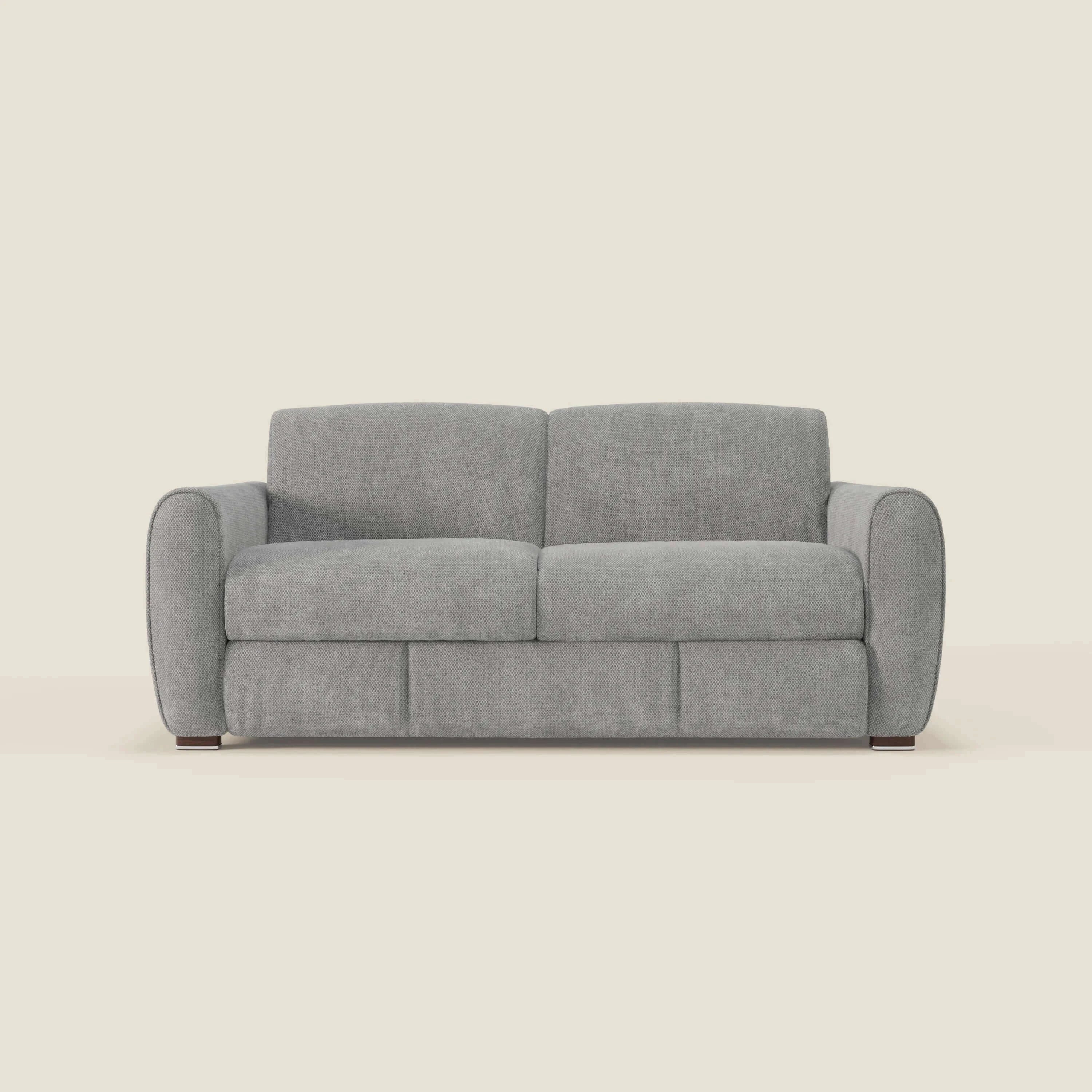 Il divano letto moderno Kaleo di Divani.Store è caratterizzato da tessuto impermeabile T26 grigio chiaro, cuscini morbidi, braccioli arrotondati, linee pulite e gambe corte in legno scuro.