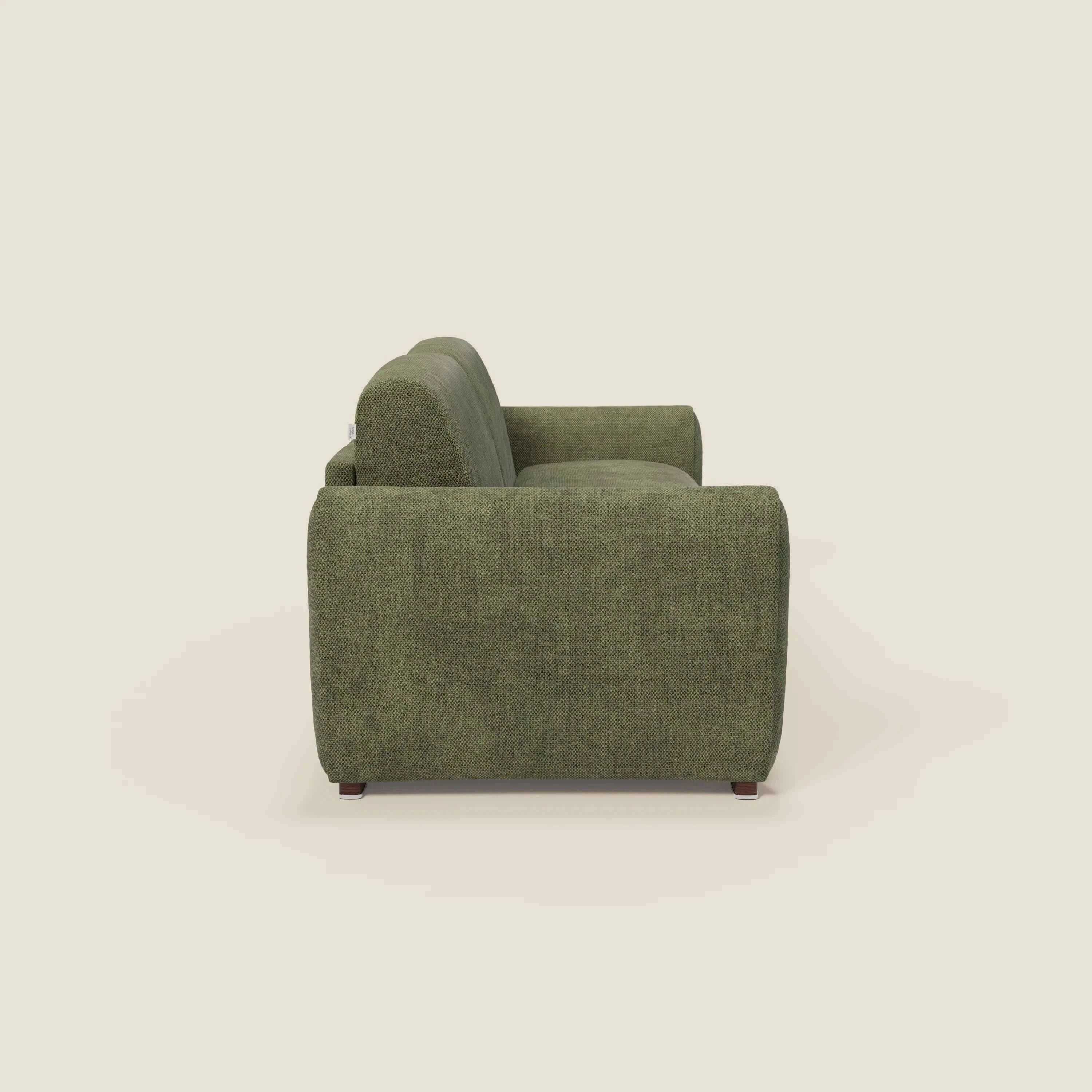 Vista laterale del Kaleo Divano letto moderno di Divani.Store, in raffinato tessuto impermeabile T26 verde muschio, con ampio bracciolo, schienale e materasso H17 cm. Su uno sfondo in tinta unita beige chiaro.