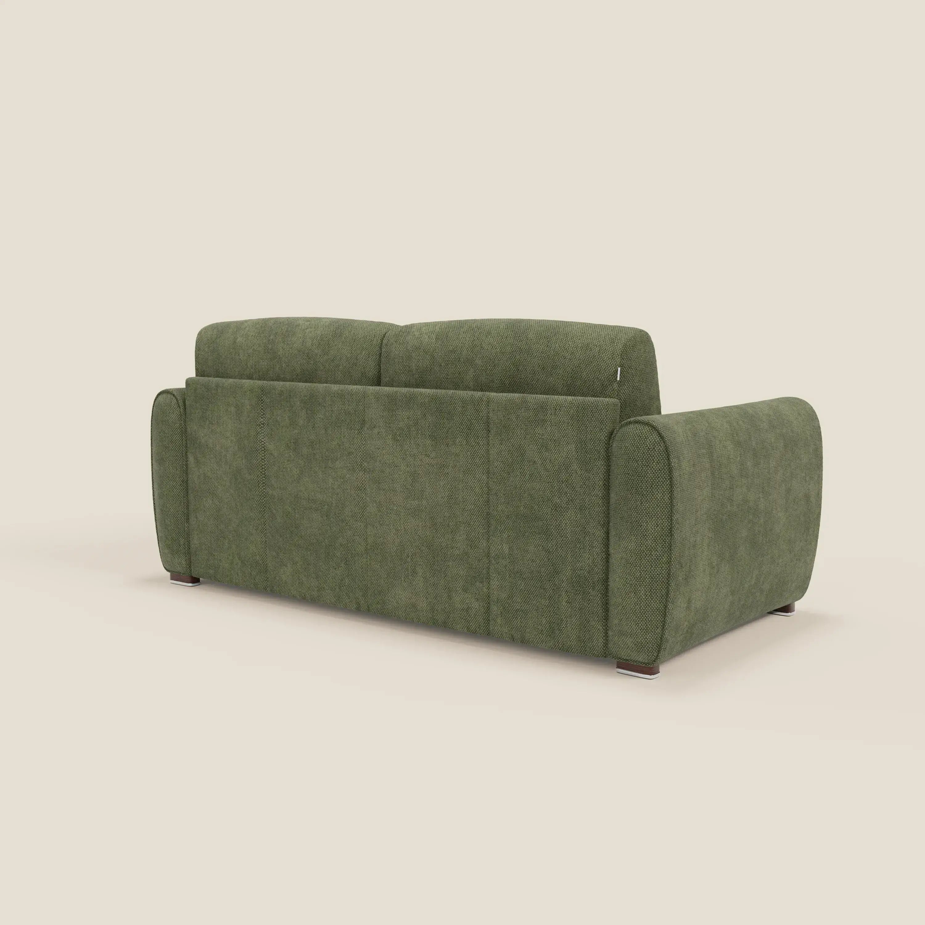 Il divano letto moderno Kaleo di Divani.Store, in raffinato tessuto impermeabile T26 verde muschio, viene mostrato dallo schienale in posizione angolata, mettendo in evidenza la sua forma rettangolare, i braccioli arrotondati, le gambe basse in legno e il design contemporaneo.