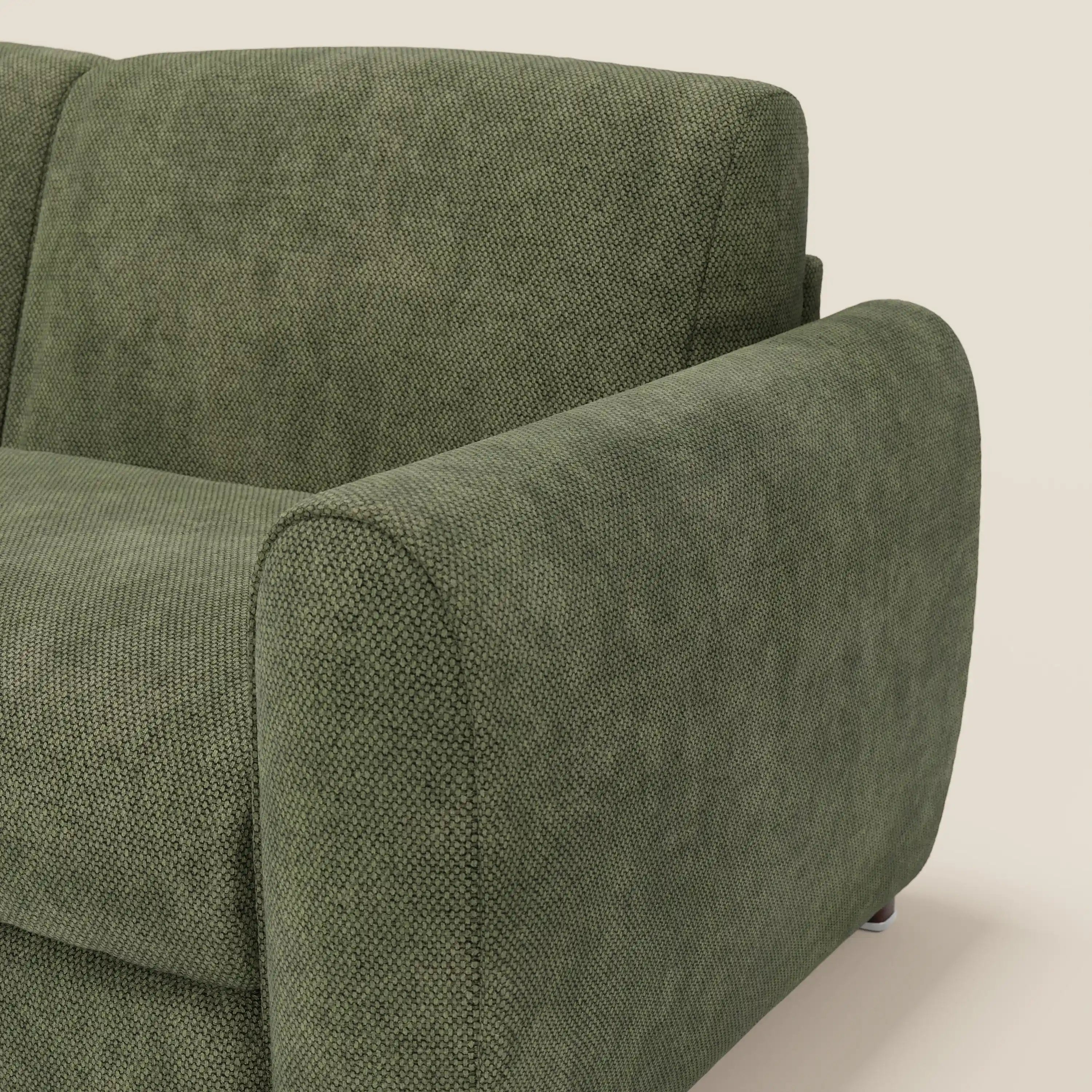 Primo piano del divano letto moderno Kaleo di Divani.Store in tessuto impermeabile verde muschio T26, caratterizzato da uno spesso bracciolo, seduta imbottita con materasso ad alta densità da 17 cm e rivestimento morbido e arrotondato su sfondo chiaro.
