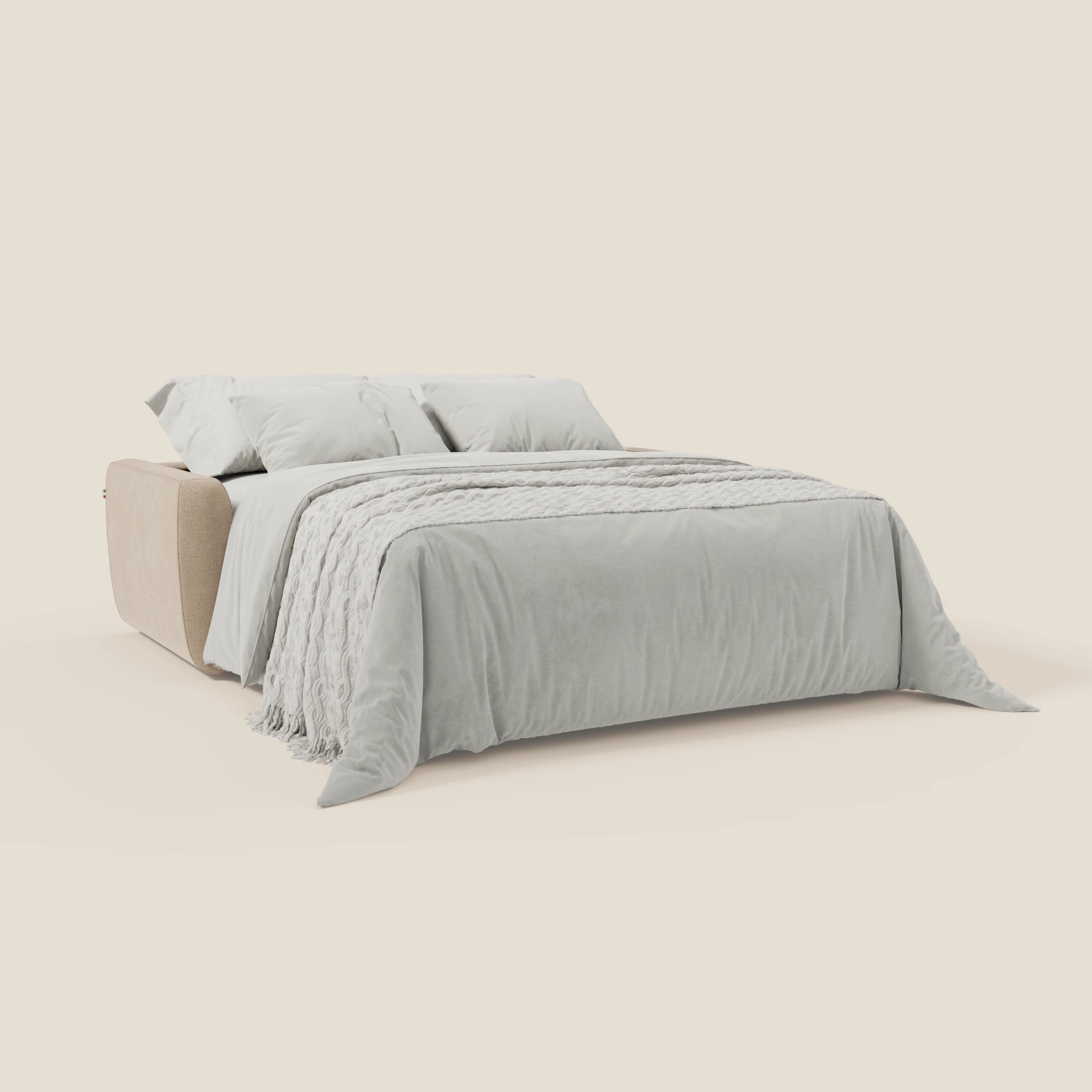 Il divano letto sfoderabile Leonida di Divani.Store in beige T23 antimacchia è caratterizzato da un look moderno, materasso H18 cm per il massimo comfort, biancheria da letto grigio chiaro, cuscini coordinati, un copriletto testurizzato e un fondo crema con contenitore per i cuscini.