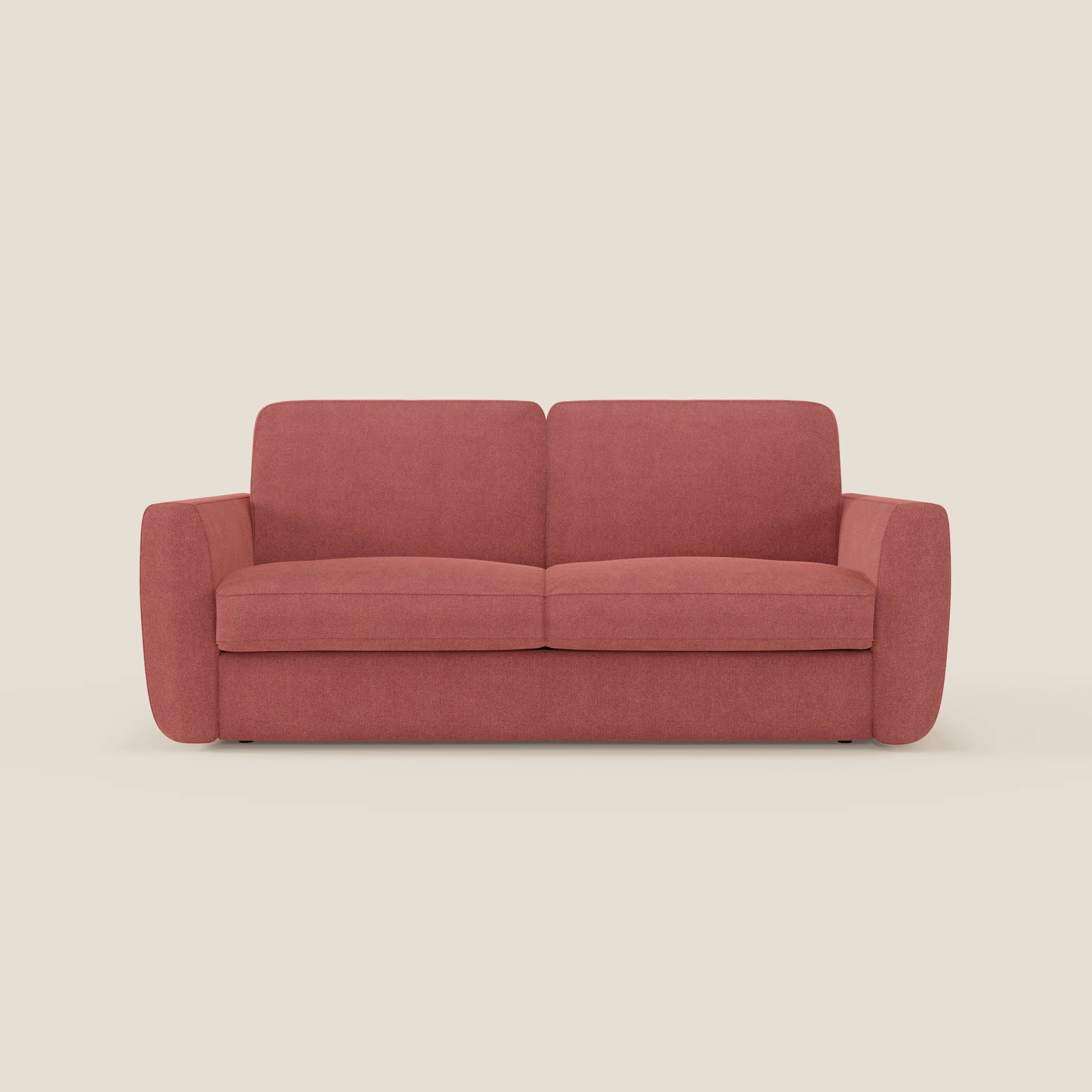 Il divano letto sfoderabile Leonida di Divani.Store, in tessuto smacchiabile T23 rosso ciliegia, è un moderno due posti con cuscini morbidi, braccioli bassi e arrotondati, silhouette squadrata, materasso H18 cm e cuscino contenitore nascosto.