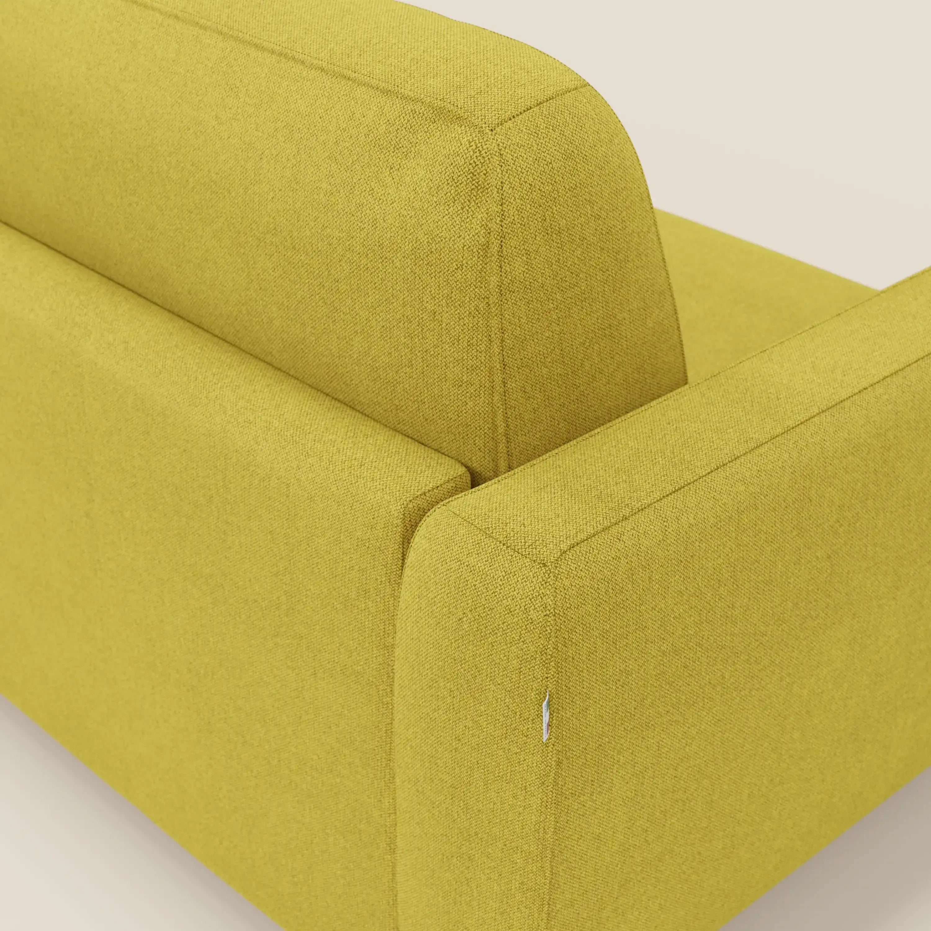 Primo piano del divano letto sfoderabile Leonida di Divani.Store in tessuto Smacchiabile T23 giallo sole; l'immagine mostra la morbida imbottitura, la cerniera a vista e le linee moderne, con il meccanismo in acciaio rinforzato sottilmente suggerito.