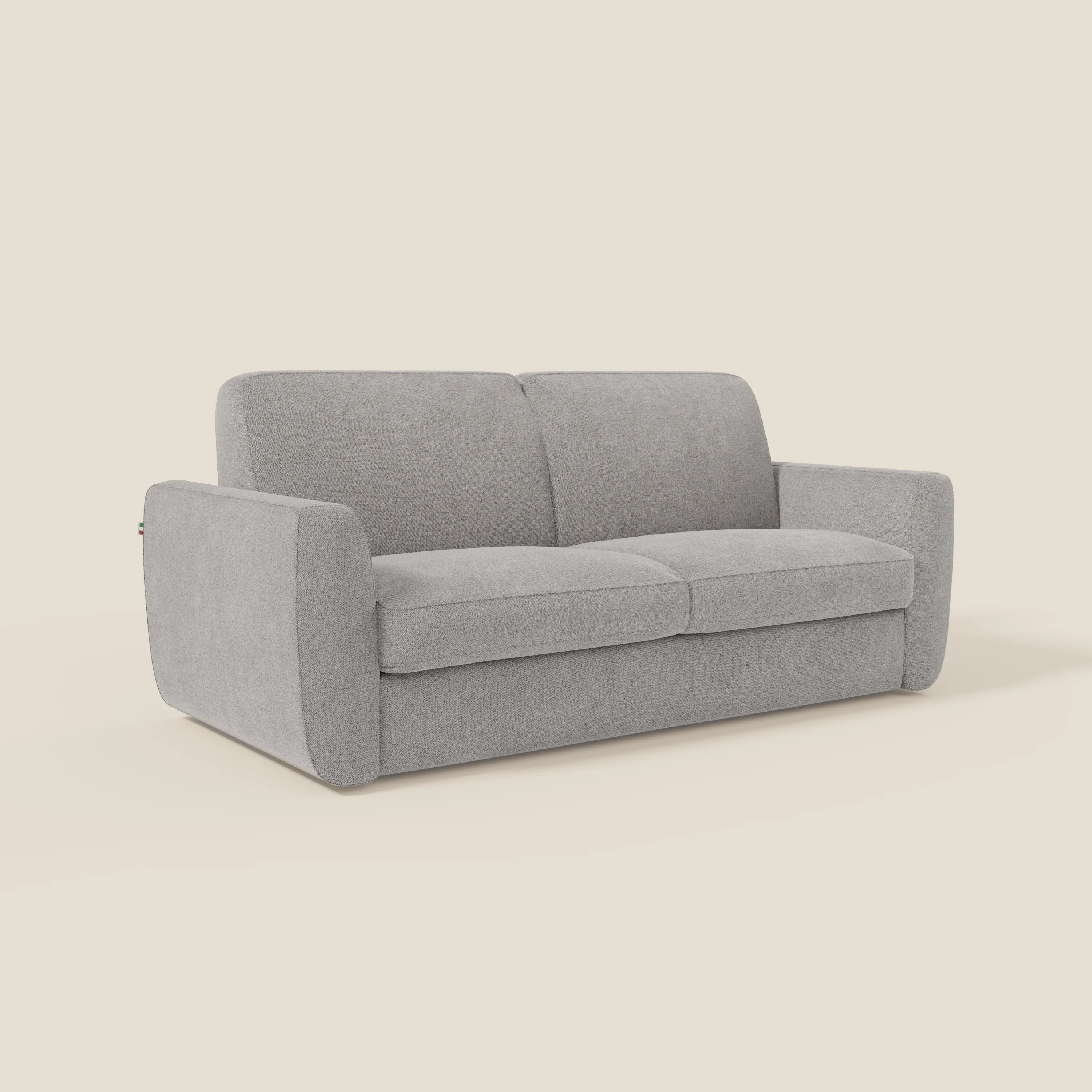 Il divano letto sfoderabile Leonida di Divani.Store, in tessuto smacchiabile T23 grigio e materasso H18 cm, si staglia elegantemente su uno sfondo bianco.