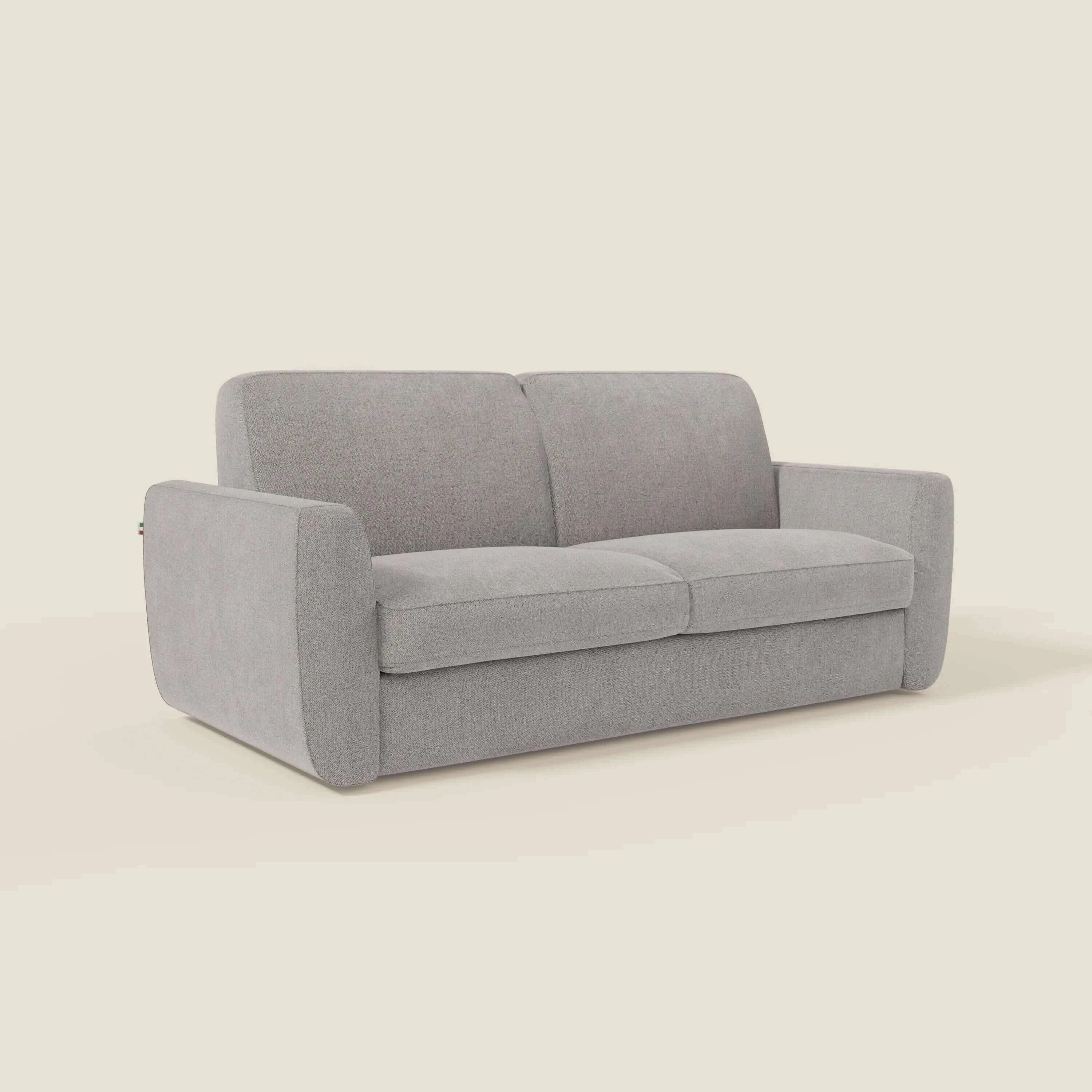 Il divano letto sfoderabile Leonida di Divani.Store, in tessuto smacchiabile T23 grigio e materasso H18 cm, si staglia elegantemente su uno sfondo bianco.