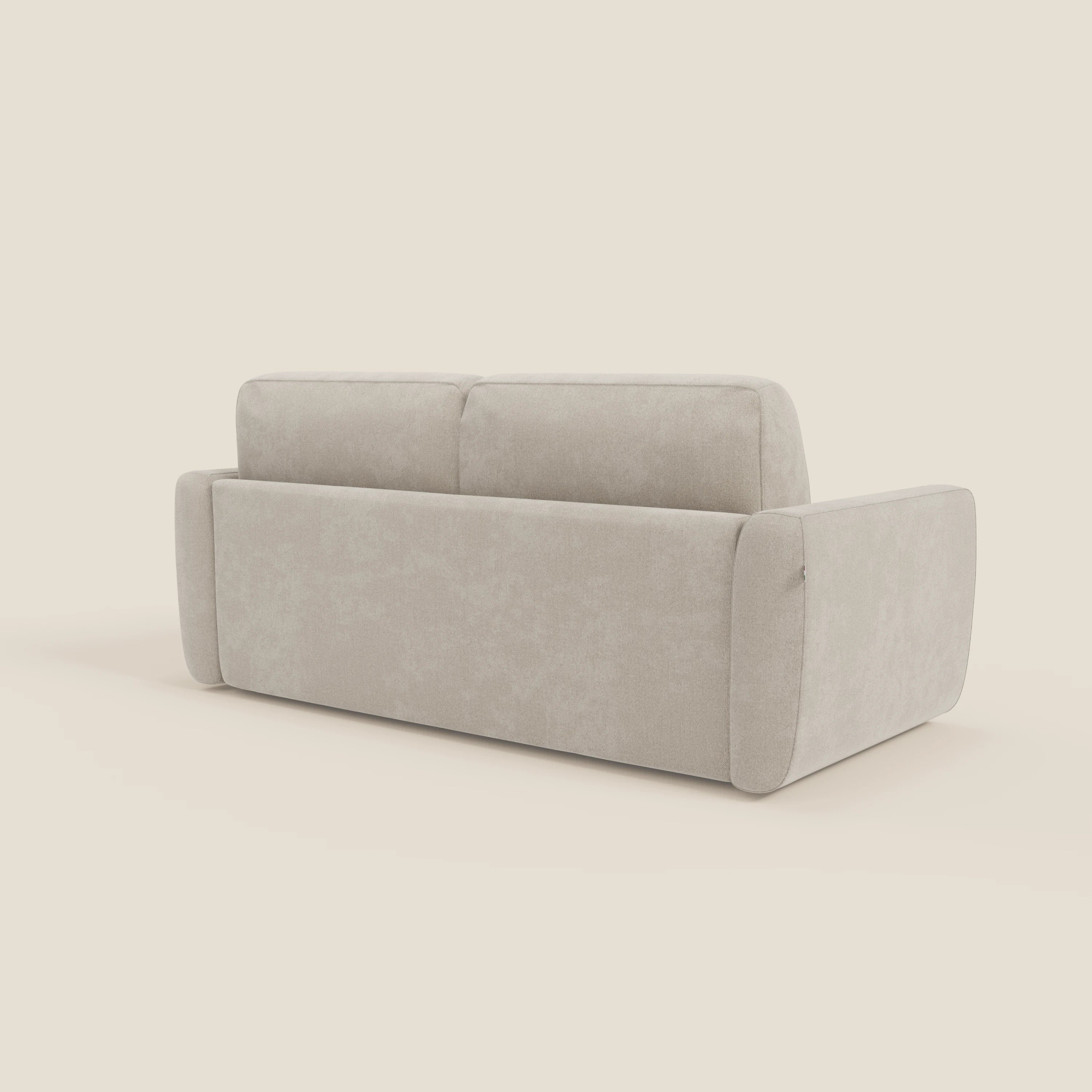 Il divano letto sfoderabile Leonida di Divani.Store in tessuto Smacchiabile T23 panna, visto dal retro, è caratterizzato da ampi braccioli rettangolari, due cuscini e un meccanismo in acciaio rinforzato per un look minimalista e contemporaneo.