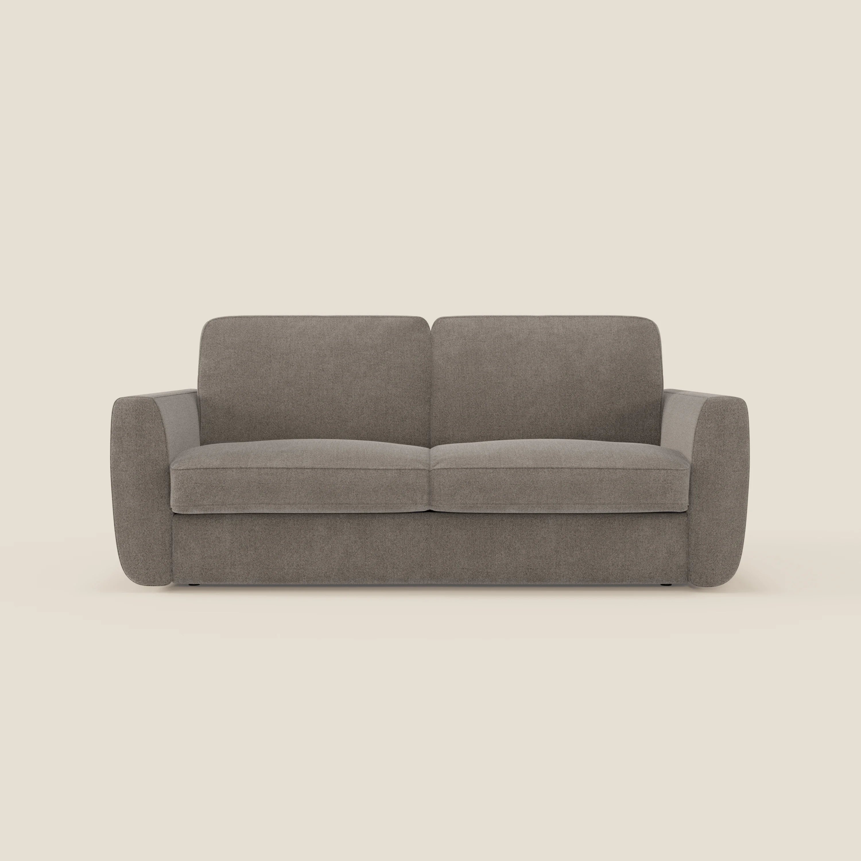 Il divano letto sfoderabile Leonida di Divani.Store ha un design minimalista a due posti in tessuto smacchiabile T23 talpa, ampi braccioli, linee simmetriche e include un materasso H18 cm ad alta densità e un vano portaguanciali.