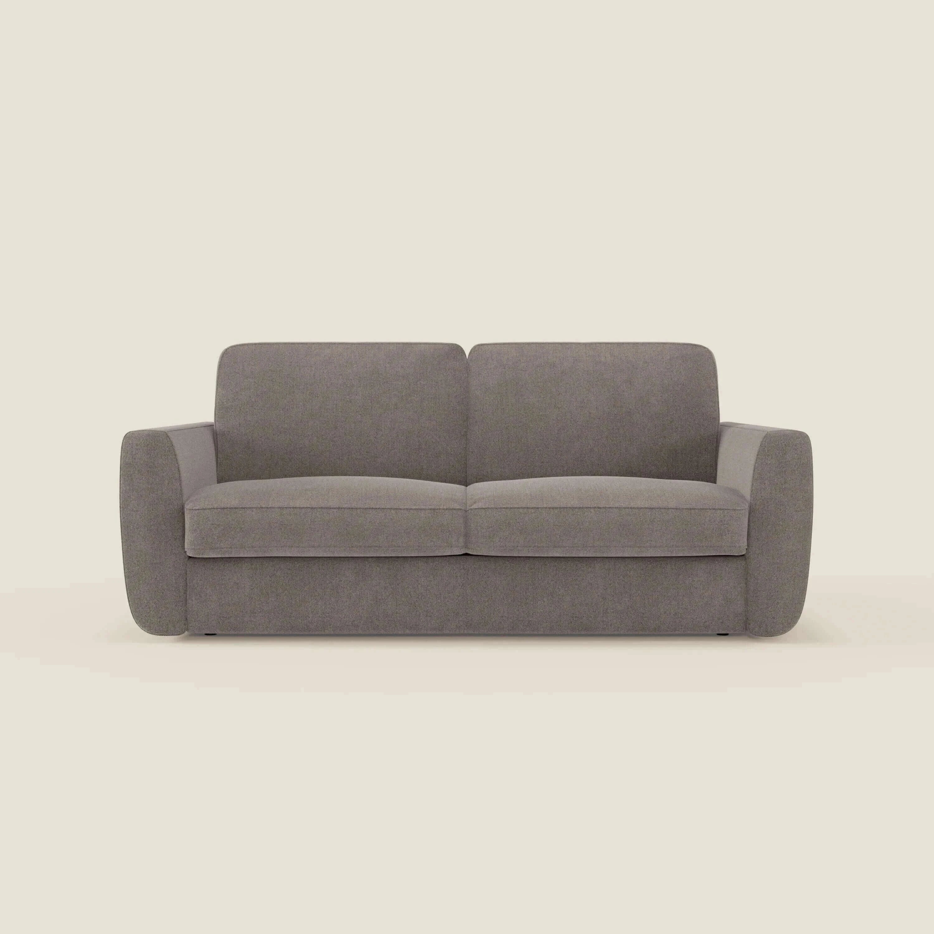 Il divano letto sfoderabile Leonida di Divani.Store ha un design minimalista a due posti in tessuto smacchiabile T23 talpa, ampi braccioli, linee simmetriche e include un materasso H18 cm ad alta densità e un vano portaguanciali.