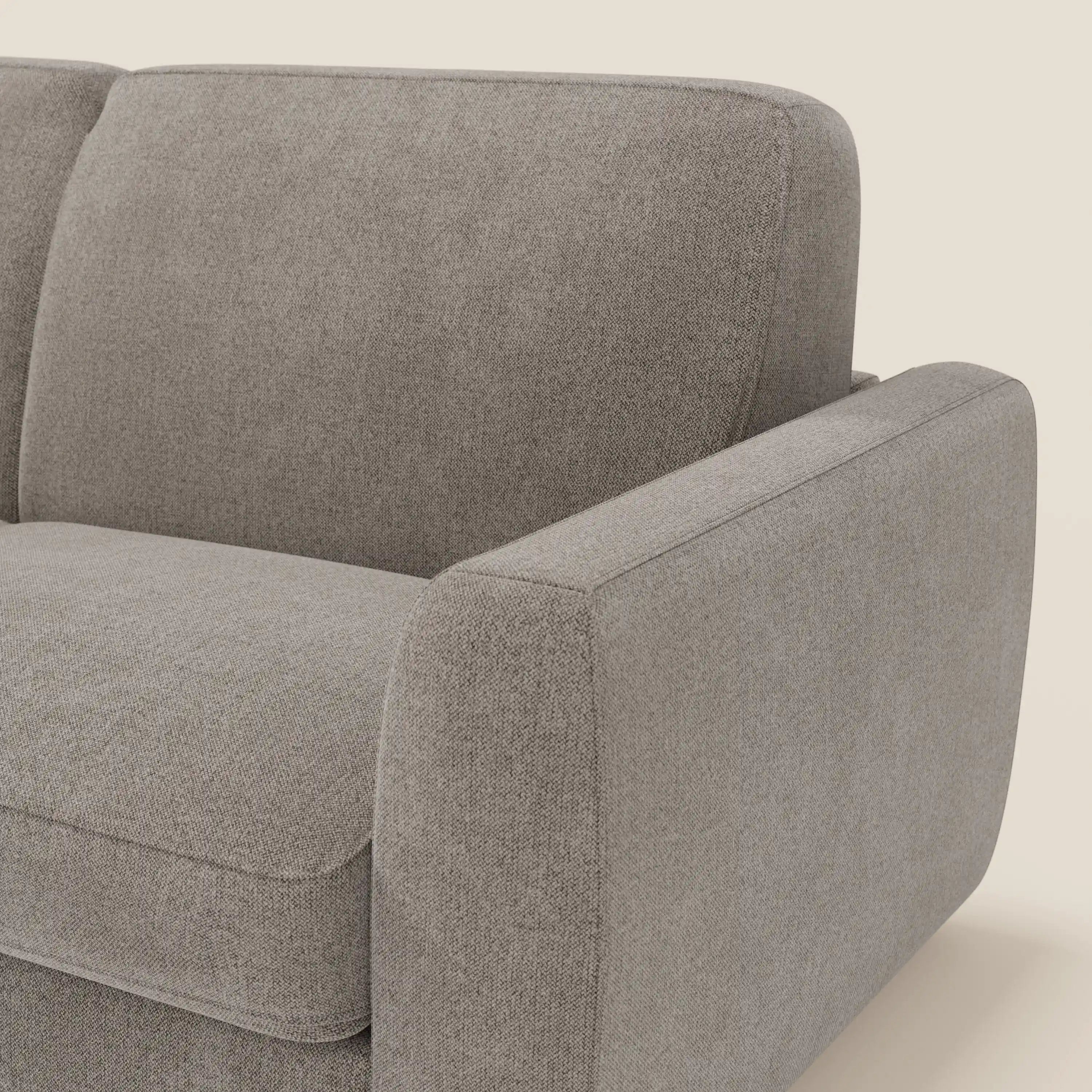 Primo piano del divano letto sfoderabile Leonida di Divani.Store in tessuto Smacchiabile T23 talpa, con seduta, schienale e bracciolo a sinistra. Presenta un materasso H18 cm ad alta densità, meccanismo acciaio rinforzato e vano portaguanciali.