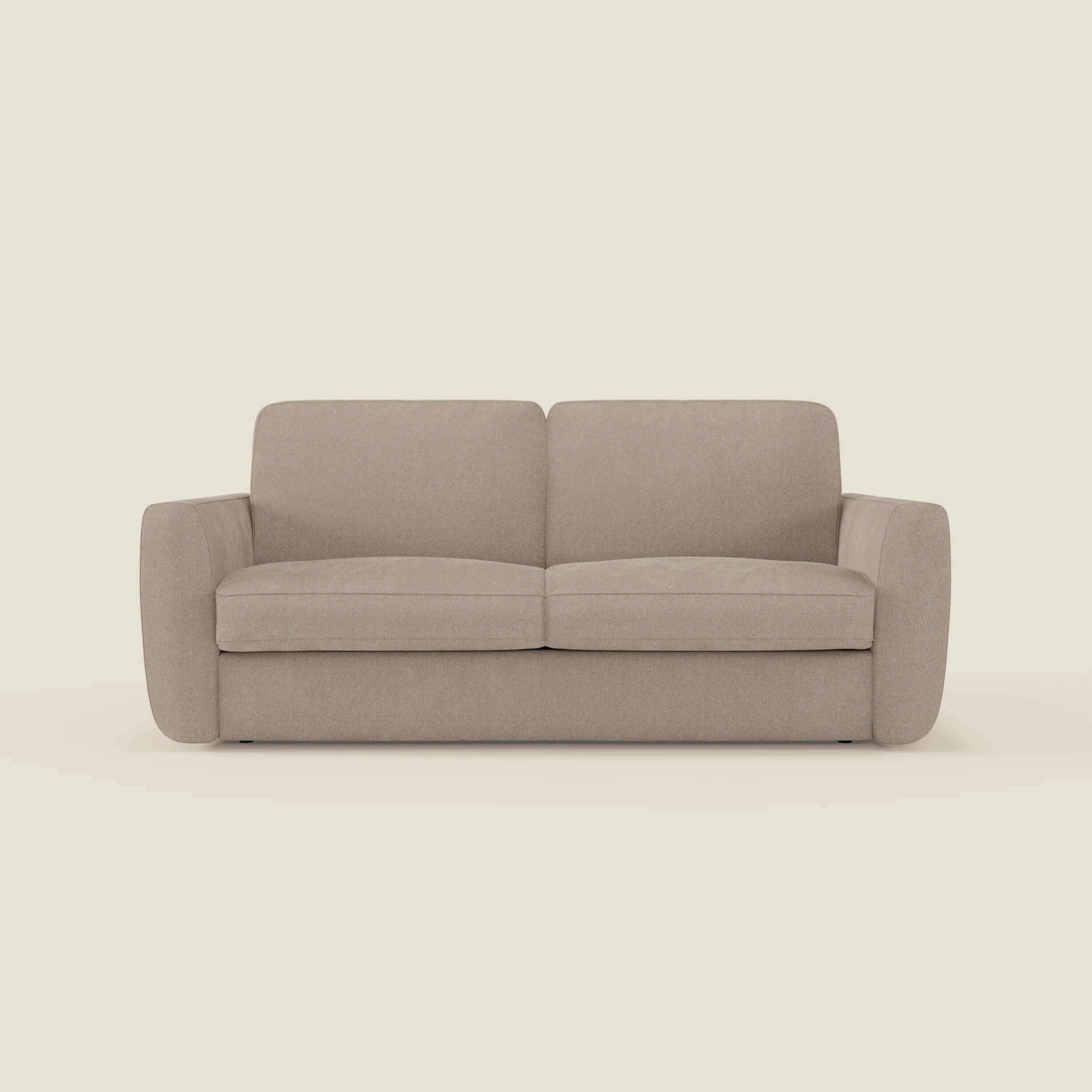 Il divano letto sfoderabile Leonida di Divani.Store, in tessuto smacchiabile T23 tortora, è caratterizzato da ampi braccioli arrotondati, due cuscini di seduta, un materasso ad alta densità da 18 cm, gambe nascoste e un vano porta cuscini su uno sfondo bianco sporco.