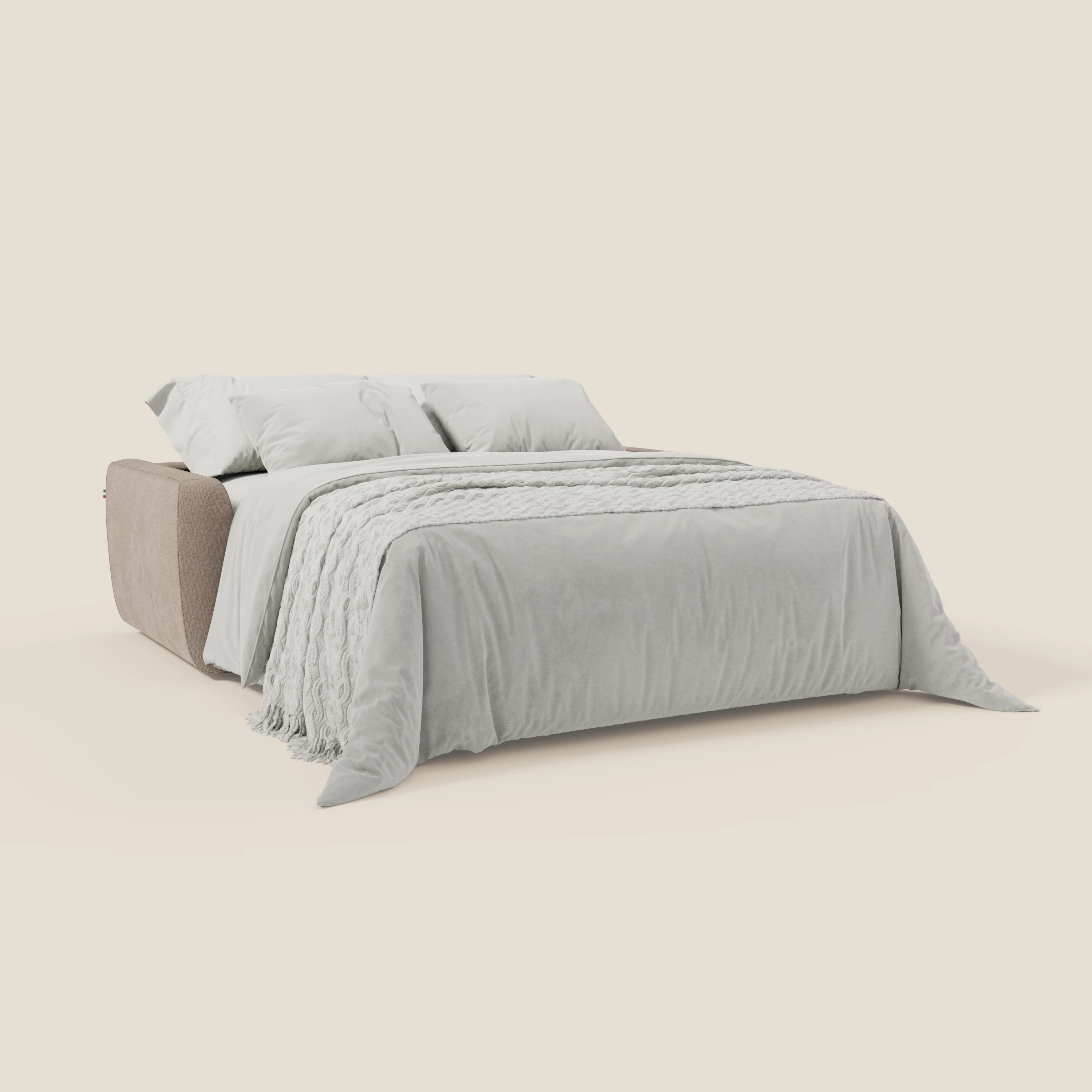 Il divano letto sfoderabile Leonida di Divani.Store è caratterizzato da un tessuto Smacchiabile T23 tortora, un materasso H18 cm, un vano portaguanciali e un'elegante cornice beige per un look moderno e accogliente in un ambiente chiaro.