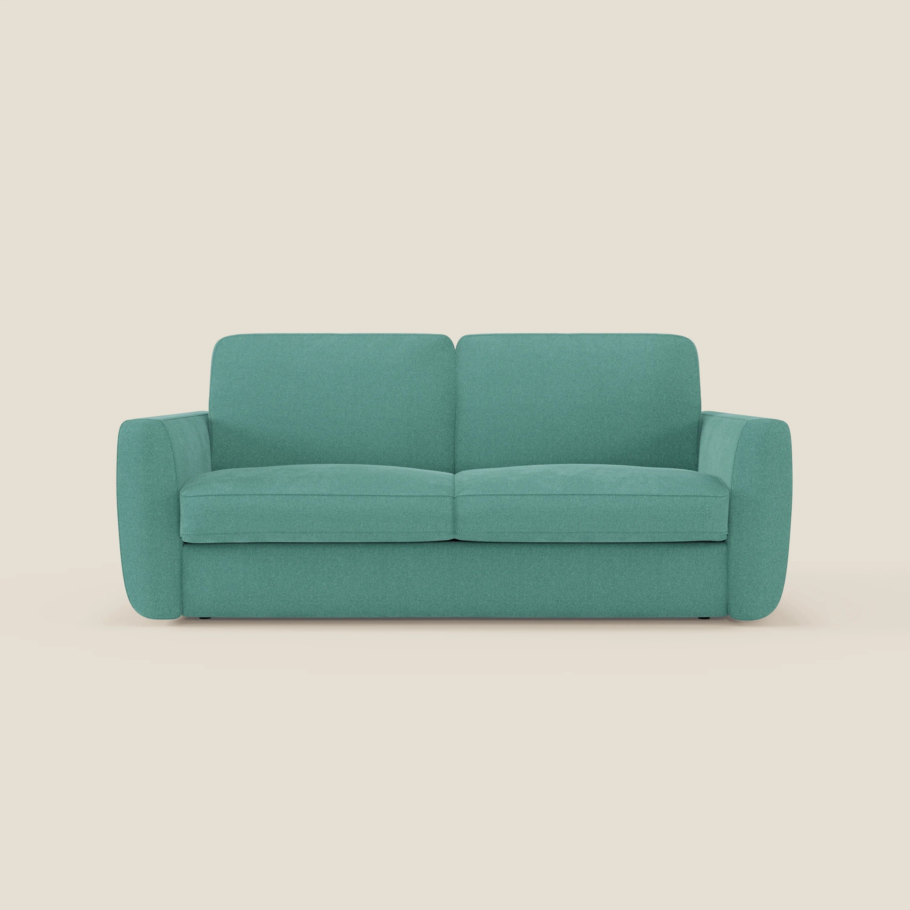 Il divano letto sfoderabile Leonida di Divani.Store in tessuto Smacchiabile T23 verde acqua è caratterizzato da una seduta morbida, ampi braccioli, bordi arrotondati, un design pulito senza gambe e un materasso H18 cm ad alta densità con vano portaguanciali.