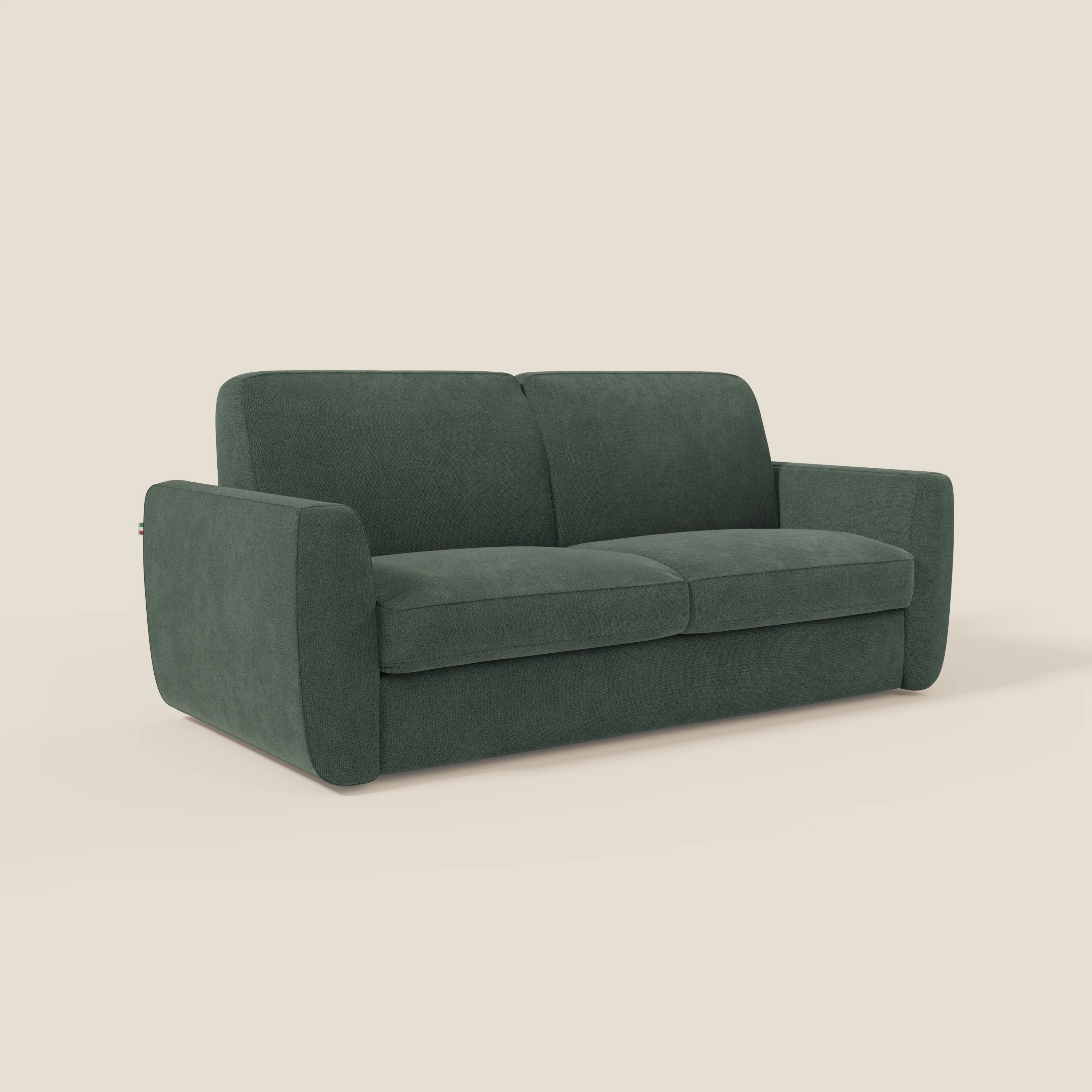Il divano letto sfoderabile Leonida di Divani.Store in smacchiabile T23 verde è caratterizzato da un design moderno, braccioli arrotondati, due cuscini di seduta, meccanismo in acciaio rinforzato, materasso H18 cm e vano contenitore, su uno sfondo bianco sporco.