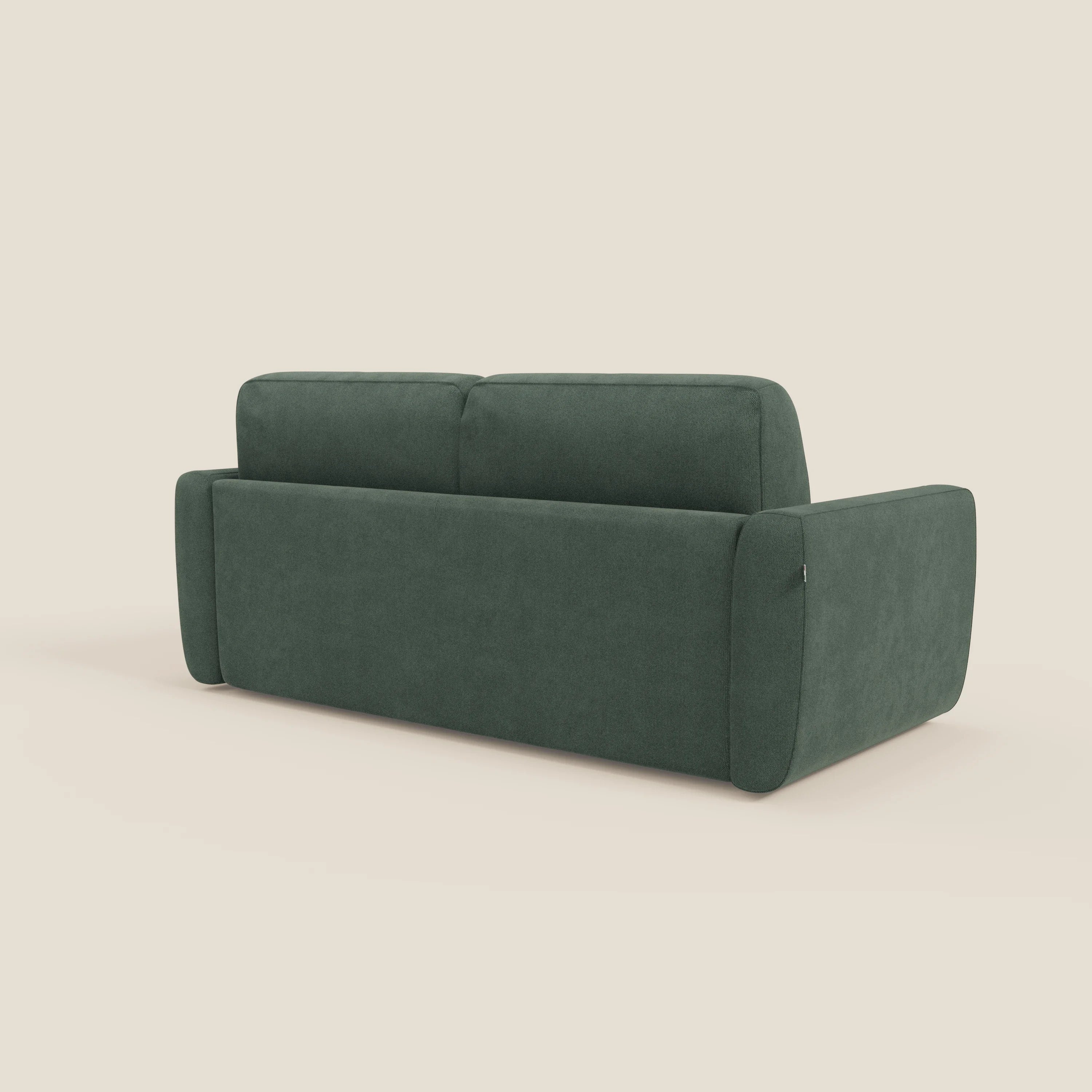 Il divano letto sfoderabile Leonida di Divani.Store in tessuto T23 lavabile verde è caratterizzato da un design squadrato, ampi braccioli e un materasso da 18 cm con cuscino contenitore.