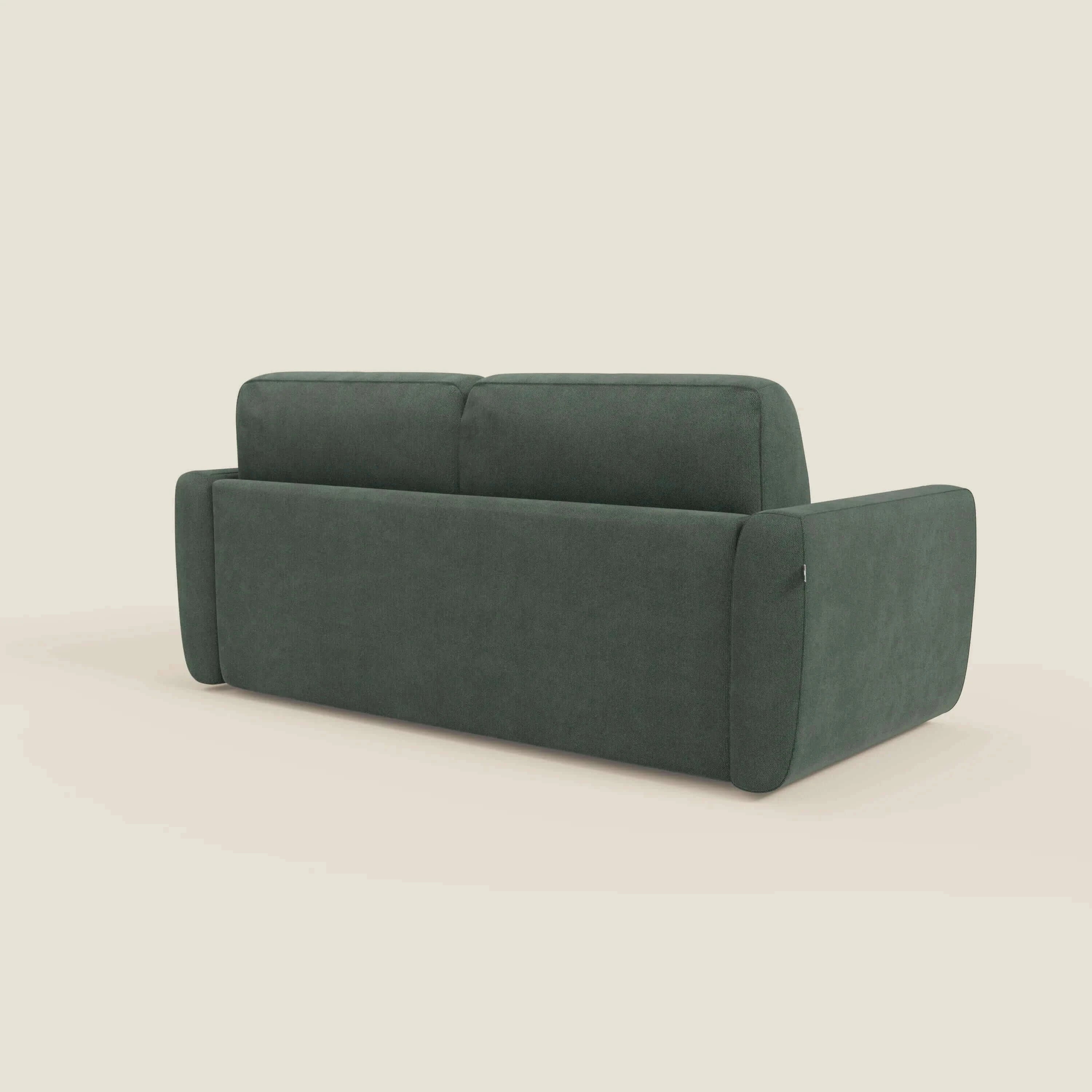 Il divano letto sfoderabile Leonida di Divani.Store in tessuto T23 lavabile verde è caratterizzato da un design squadrato, ampi braccioli e un materasso da 18 cm con cuscino contenitore.