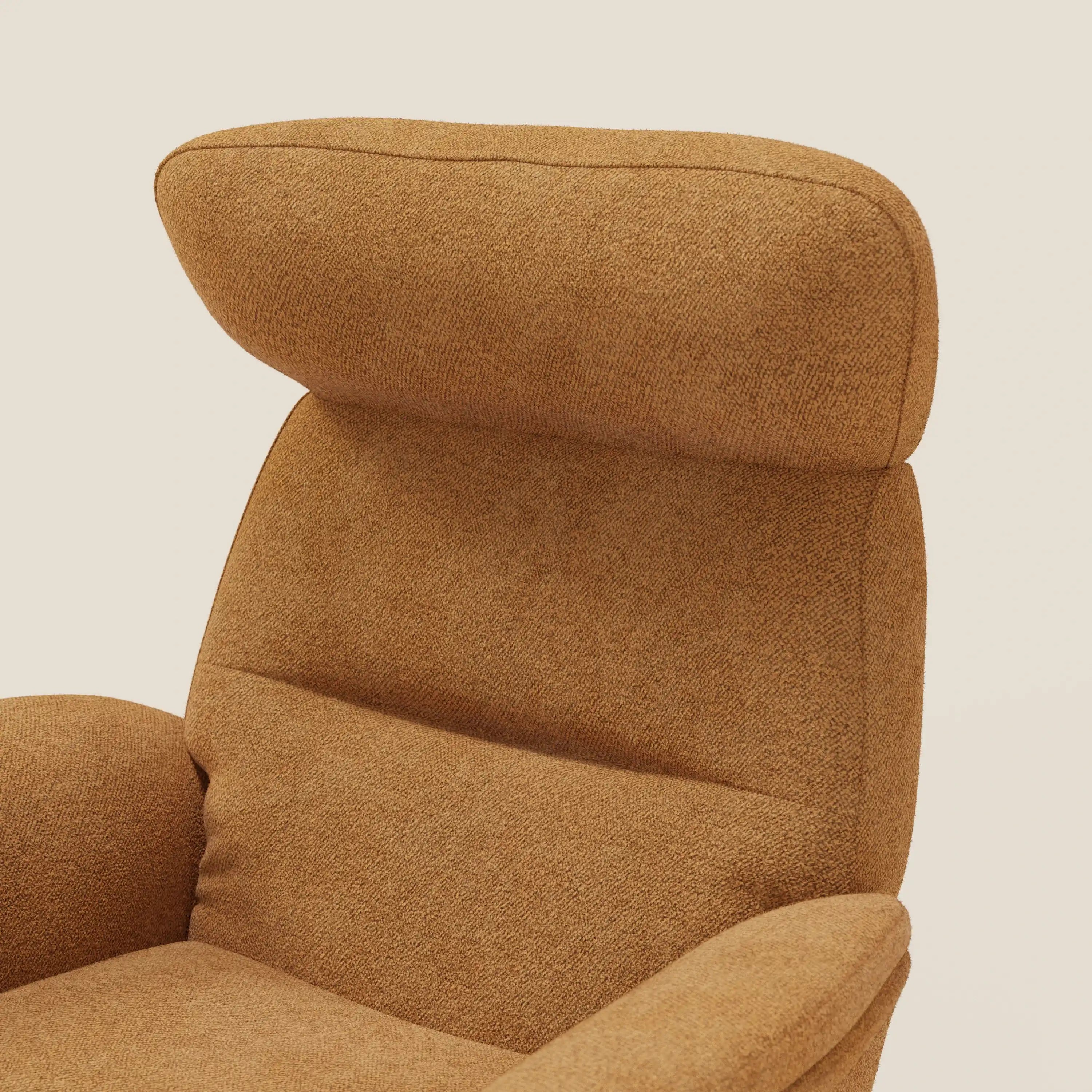 Primo piano della poltrona relax Lunor reclinabile con pouf poggiapiedi di Divani.Store, rivestita in tessuto bouclé impermeabile arancione T07, con schienale alto, ampio poggiatesta imbottito e braccioli curvi. Sfondo: crema chiaro.