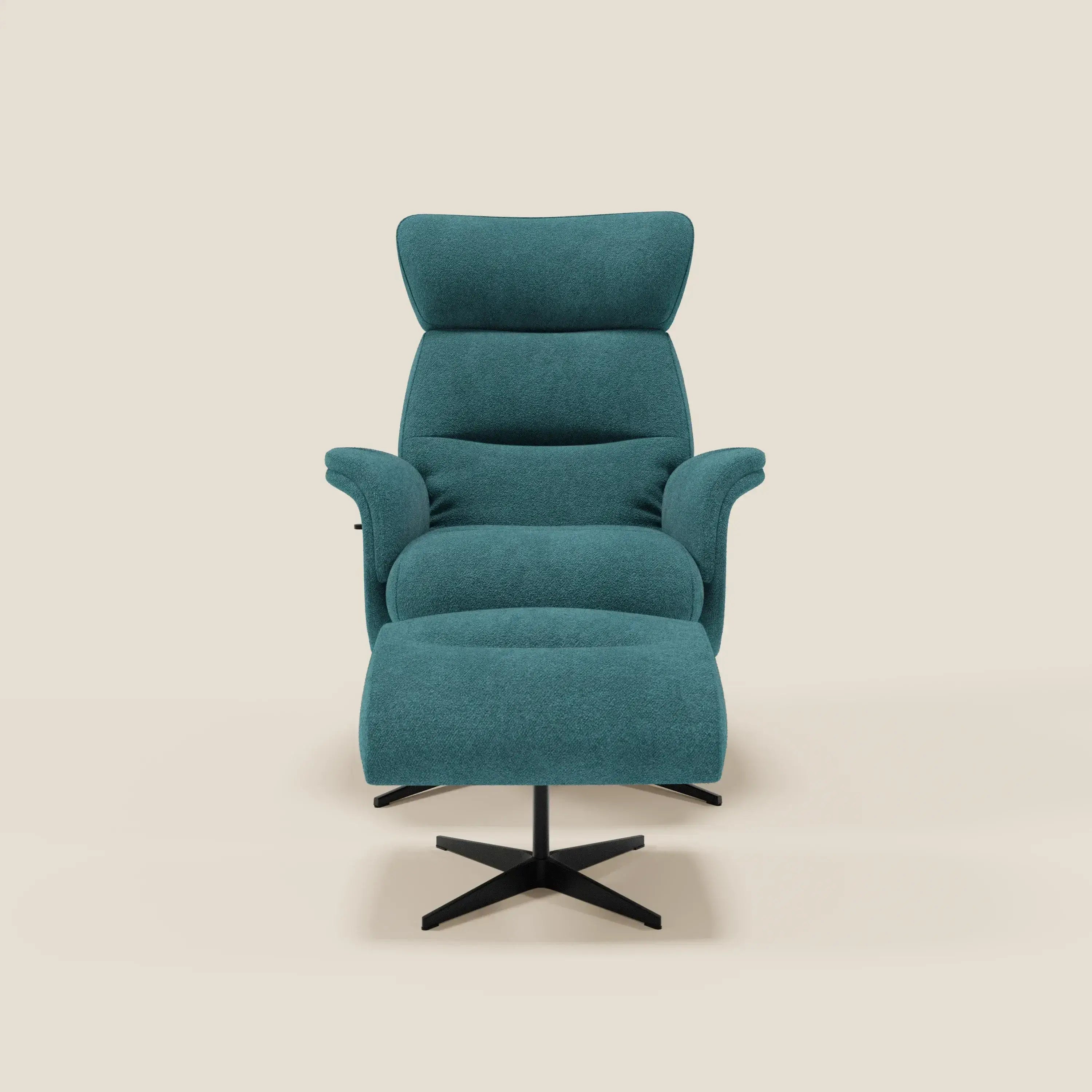 La Poltrona relax Lunor reclinabile con pouf poggiapiedi in tessuto bouclé impermeabile T07 azzurro di Divani.Store è caratterizzata da schienale alto, braccioli curvi, base girevole e morbidi cuscini con pouf coordinato su sfondo beige.