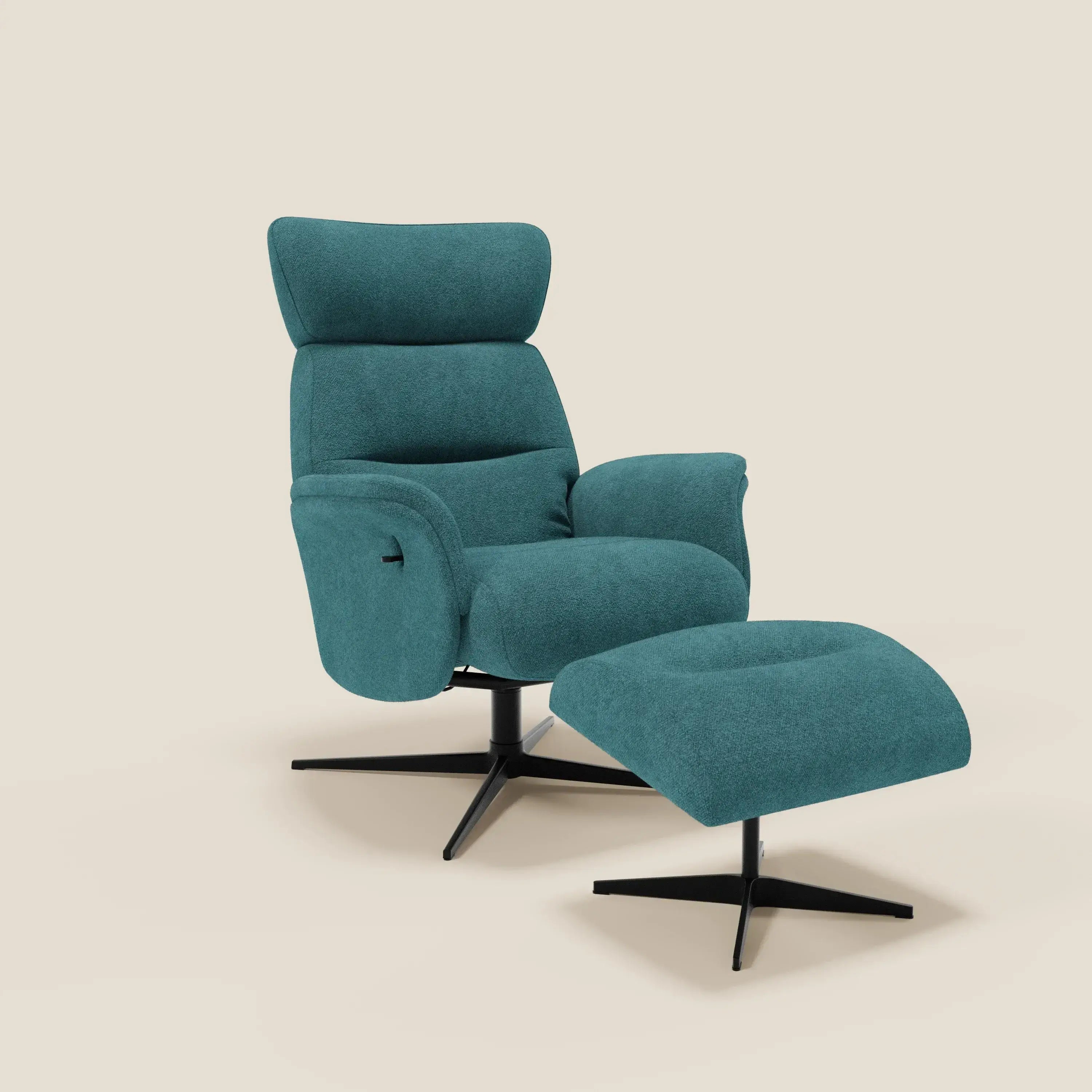 La Poltrona relax reclinabile Lunor di Divani.Store, in bouclé impermeabile T07 azzurro, è dotata di braccioli e schienale imbottiti, leva di reclinazione manuale, base girevole in metallo nero e viene fornita con un pouf poggiapiedi coordinato.