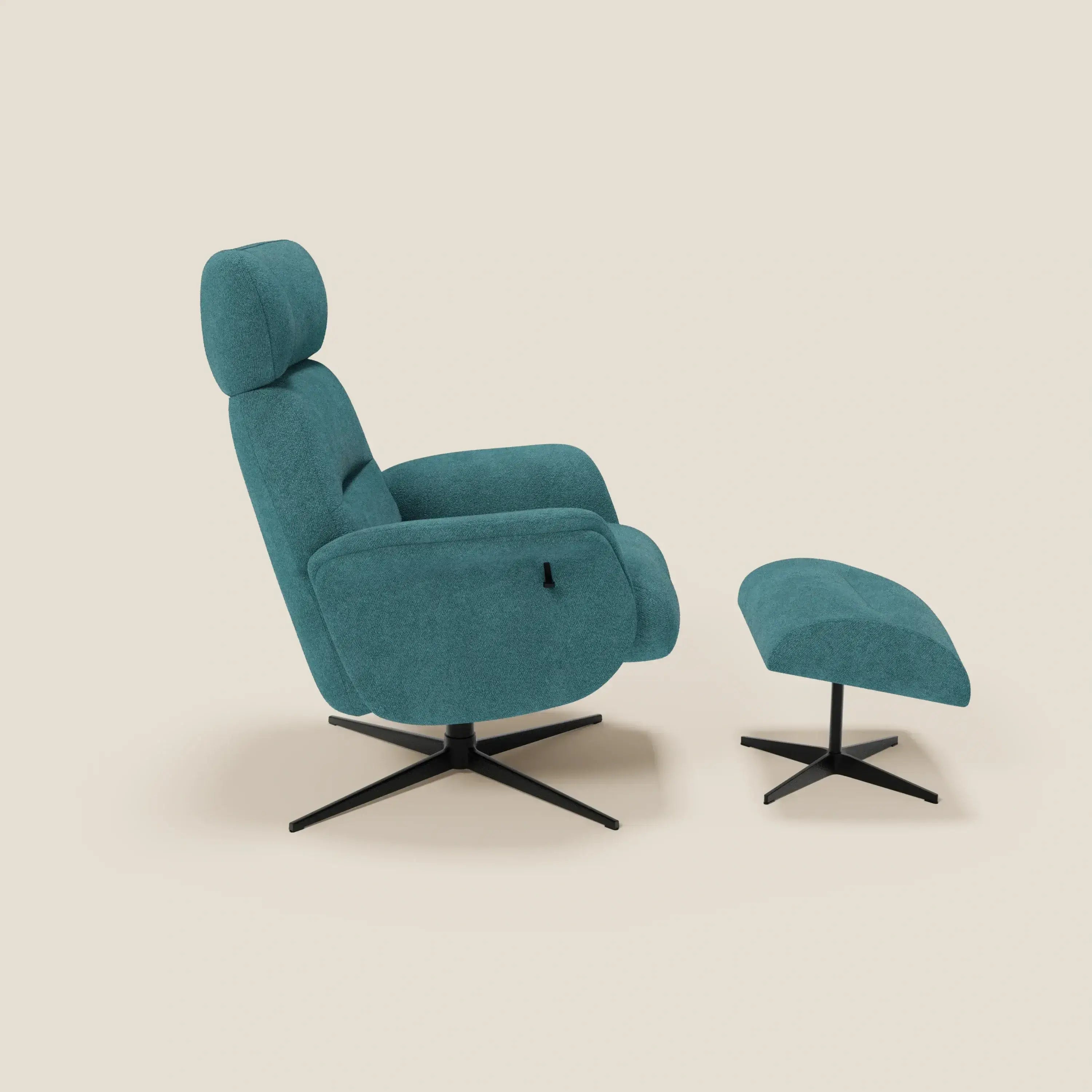 La poltrona relax reclinabile Lunor di Divani.Store in tessuto bouclé impermeabile T07 azzurro con pouf coordinato è caratterizzata da basi girevoli in metallo nero, schienale alto, braccioli e leva laterale regolabile, su sfondo beige.