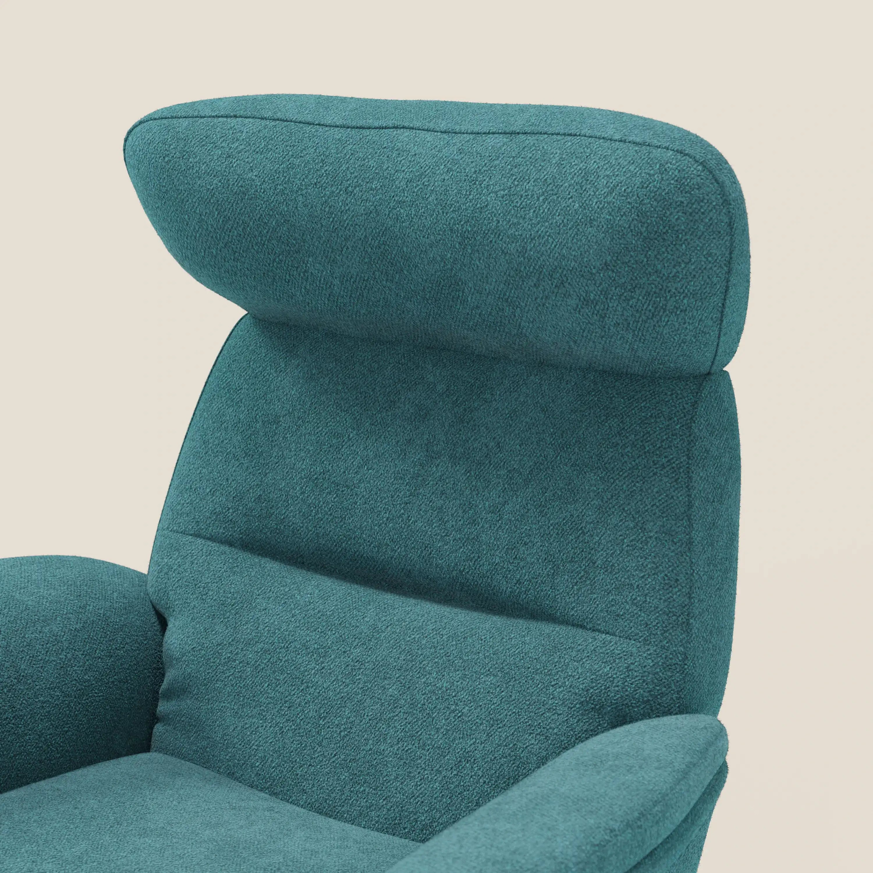 Primo piano della poltrona relax Lunor reclinabile con pouf poggiapiedi in tessuto bouclé impermeabile T07 azzurro di Divani.Store, caratterizzata da schienale e poggiatesta alti e imbottiti, braccioli curvi e design minimalista su sfondo bianco sporco.