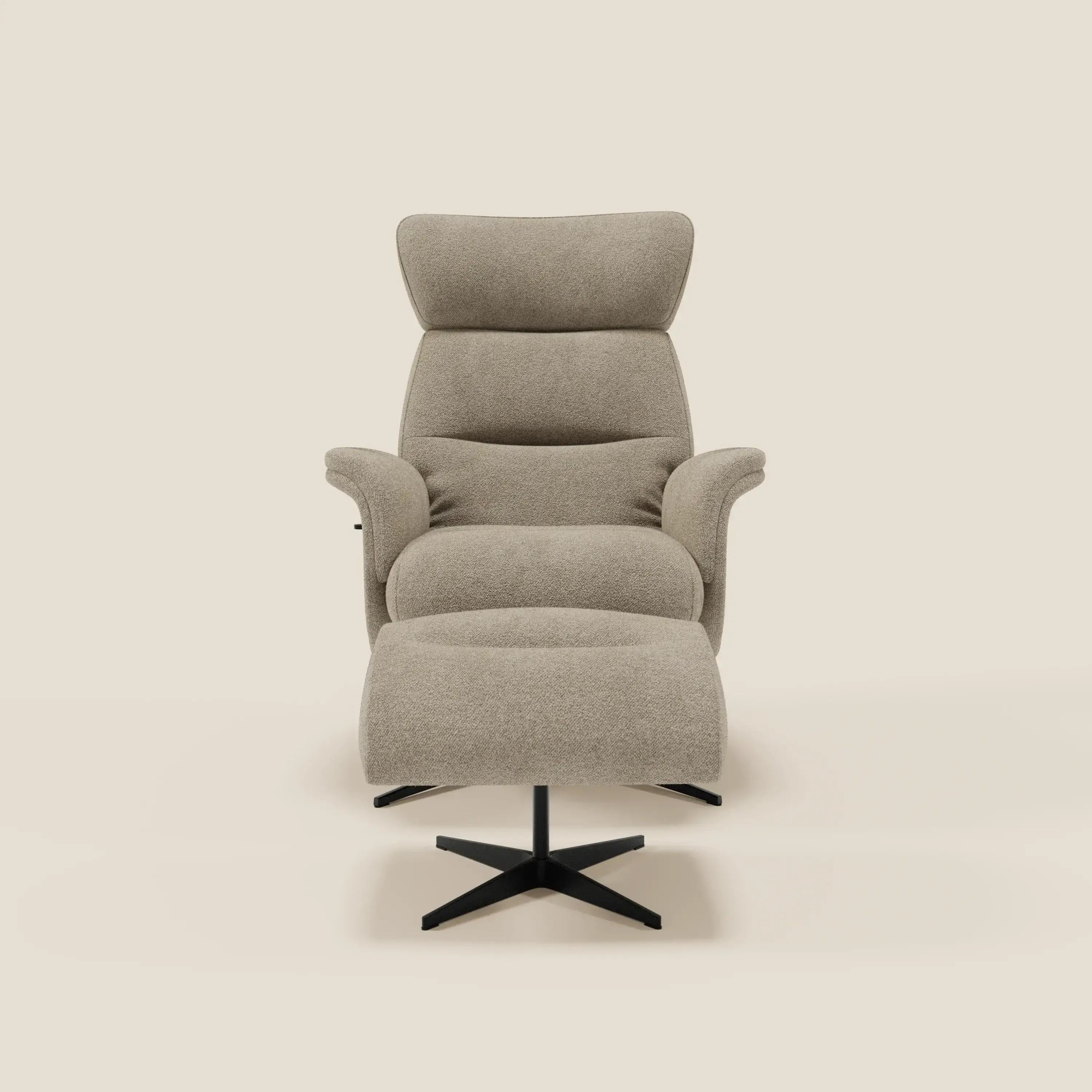 La Poltrona relax Lunor reclinabile con pouf poggiapiedi in tessuto bouclé impermeabile T07 beige di Divani.Store è caratterizzata da un design moderno, schienale alto, braccioli imbottiti, pouf coordinato e basi girevoli a quattro punti neri.