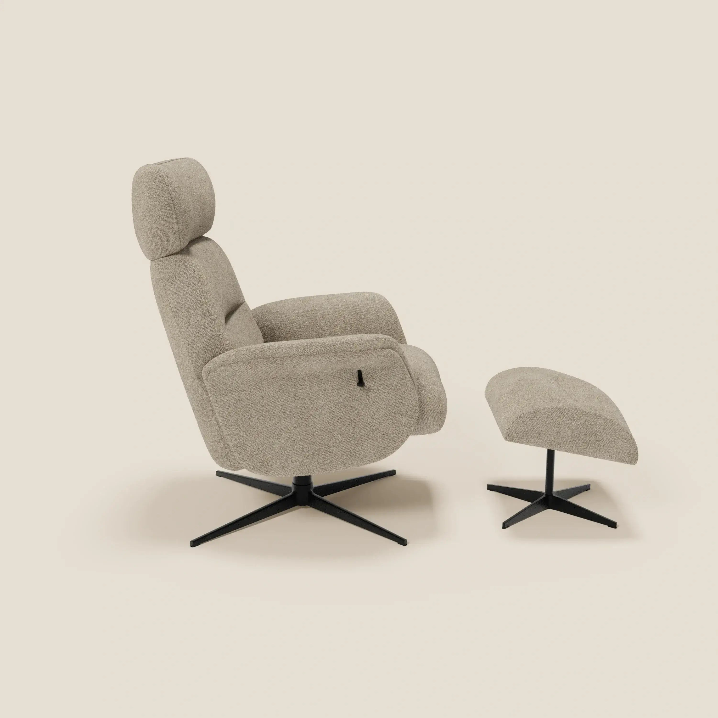 La poltrona relax Lunor reclinabile con pouf poggia-piedi T07 beige di Divani.Store è caratterizzata da tessuto bouclé impermeabile, poggiatesta imbottito, schienale angolato, braccioli e poggia su basi girevoli in metallo nero su sfondo crema.